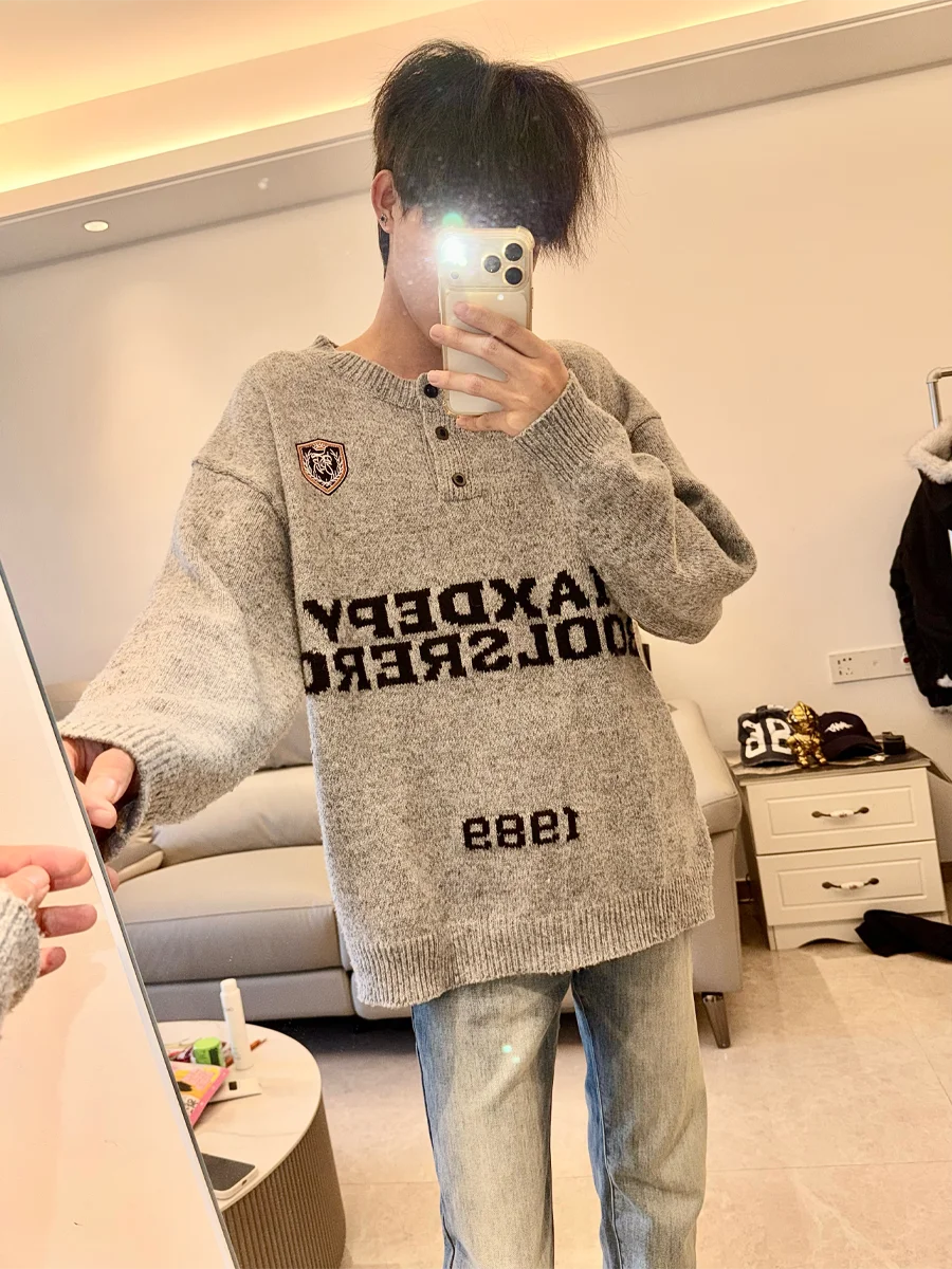 Retro American round Ne Button Letter Sweater Men's Winter Loose Lazy Design Thiened Knitted Top Trendy Pattern
Retro American round Ne Button Letter Sweater Men's Winter Loose Lazy Design Thiened Knitted Top Trendy Pattern