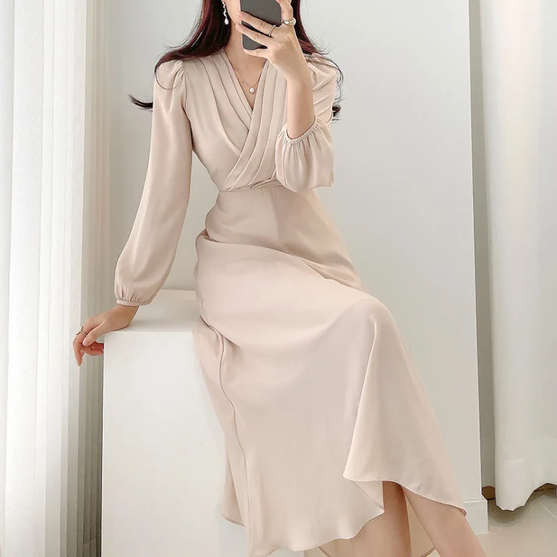 South KoreachicVintage Design Sense Elegant PleatedVStylish Solid Color Waist-Cinching Mid-Length Dress
South KoreachicVintage Design Sense Elegant PleatedVStylish Solid Color Waist-Cinching Mid-Length Dress