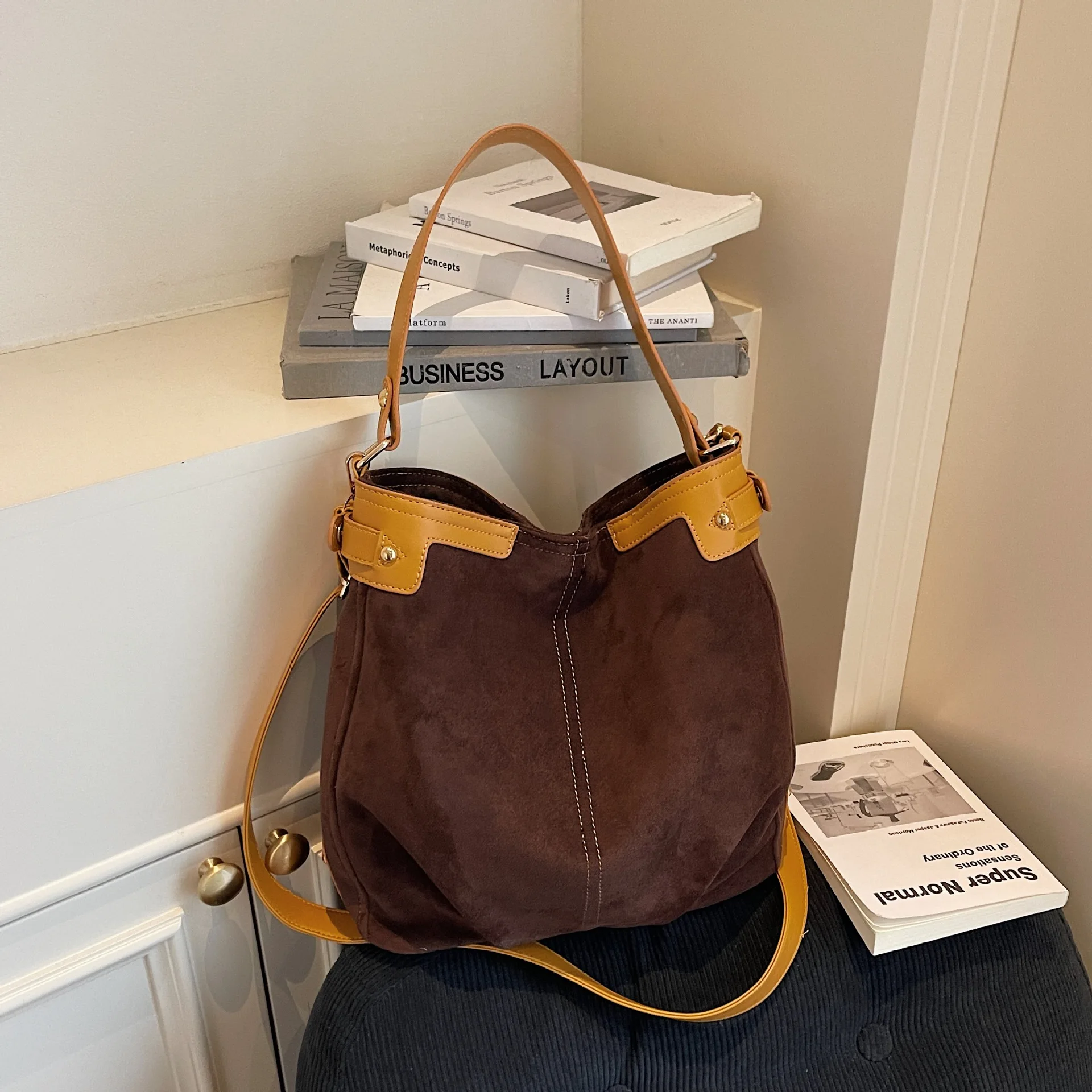 Fashion Bucket Bag for Women New Style Splicing Color Design One Shoulder Crossbody Bag Handbag Versatile Commuter Tote Bag
Fashion Bucket Bag for Women New Style Splicing Color Design One Shoulder Crossbody Bag Handbag Versatile Commuter Tote Bag
