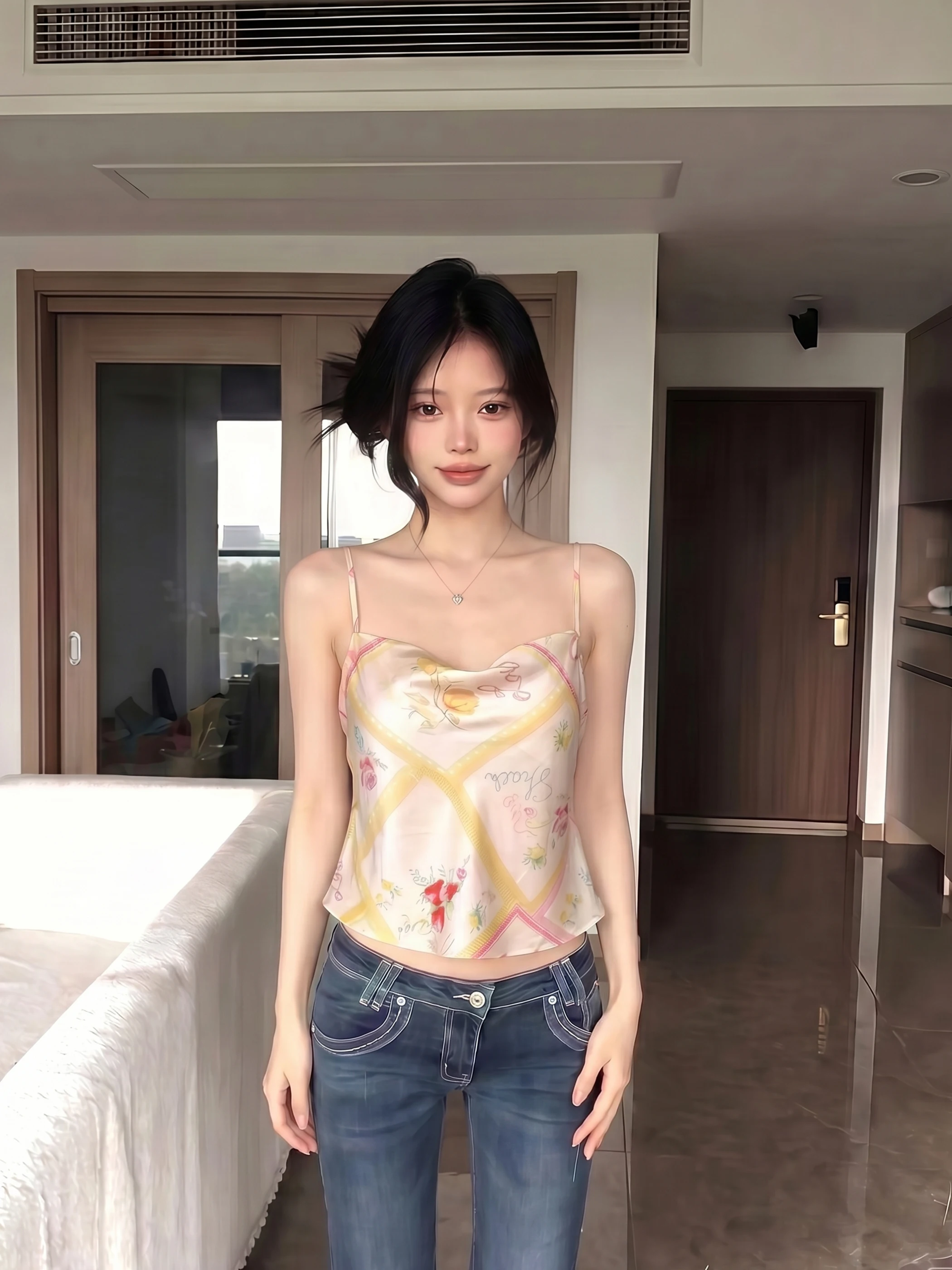 Floral Print Silk Satin Halter Vest Women's New Style Slim Fit Short Top Outerwear Gentle Style Printed Halter Neck Crop Top
Floral Print Silk Satin Halter Vest Women's New Style Slim Fit Short Top Outerwear Gentle Style Printed Halter Neck Crop Top