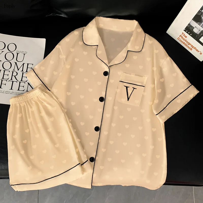 Новые летние женские пижамы Ins Style Letter V Design Sense Love с короткими рукавами, пижамы из ледяного шелка для девочек, повседневные пижамы, комплект домашней одежды
Новые летние женские пижамы Ins Style Letter V Design Sense Love с короткими рукавами, пижамы из ледяного шелка для девочек, повседневные пижамы, комплект домашней одежды
