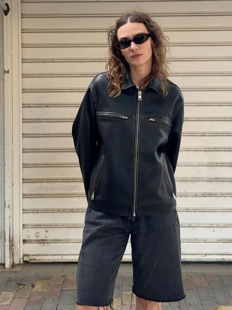 Casual Loose Black Leather Coats Women Lapel Color Stand Collar Long Sleeve Zipper Pocket Coat Lady 2025 Winter Daily Streetwear
Casual Loose Black Leather Coats Women Lapel Color Stand Collar Long Sleeve Zipper Pocket Coat Lady 2025 Winter Daily Streetwear
