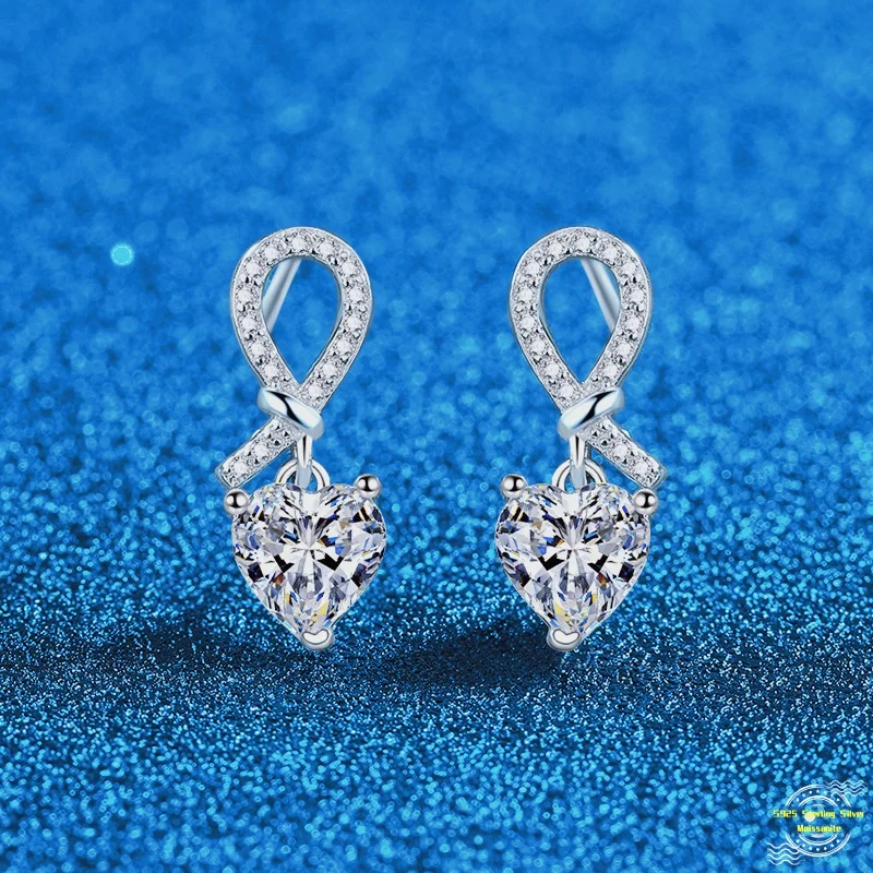 2,0 карата Муассанит S925 Серебряные серьги-гвоздики для женщин с платиновым узлом Сердце любви Сердце-гвоздики Модные ювелирные изделия оптом
2,0 карата Муассанит S925 Серебряные серьги-гвоздики для женщин с платиновым узлом Сердце любви Сердце-гвоздики Модные ювелирные изделия оптом