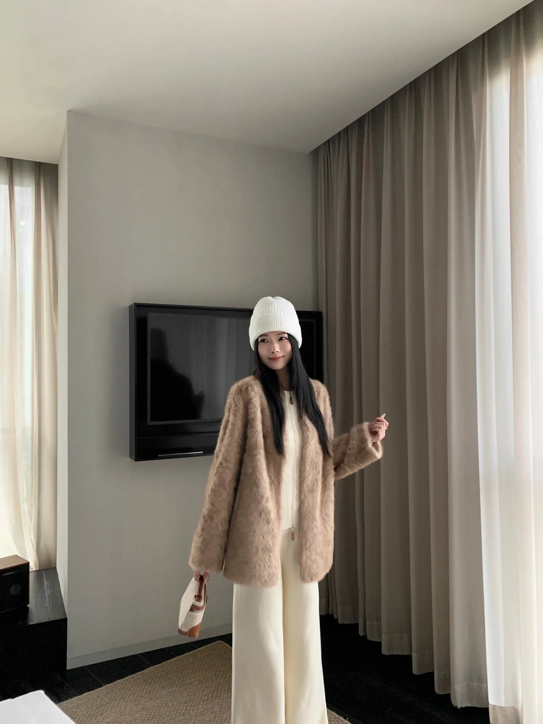 5werkwen Soft Fur Lake eep V-Ne Eco-Friendly Lightweight Warm Medium-Length Inteated Skin And Fur Coat for Women
5werkwen Soft Fur Lake eep V-Ne Eco-Friendly Lightweight Warm Medium-Length Inteated Skin And Fur Coat for Women