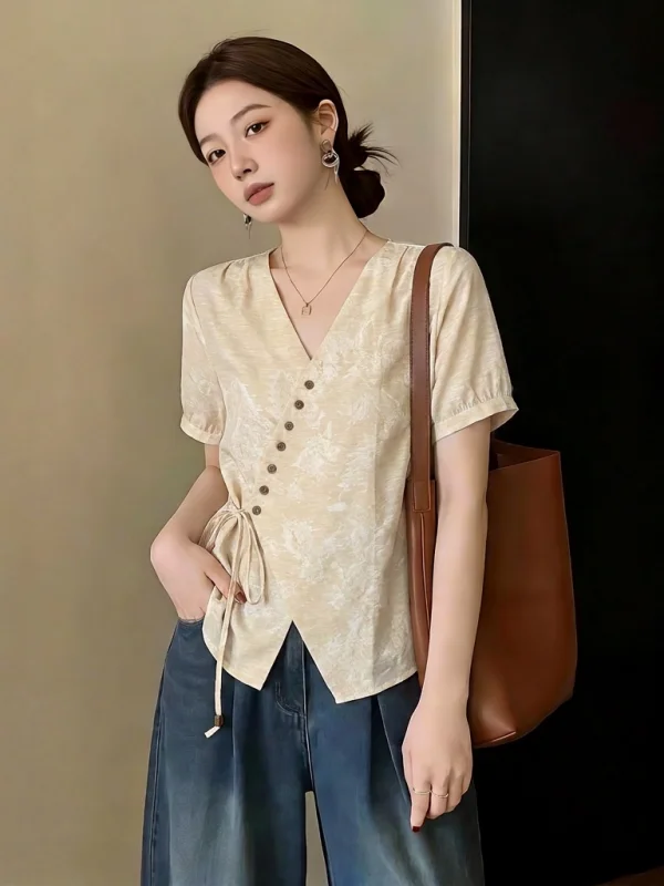 New Chinese Style V-neck Short Sleeve Shirt Women's plus Size Summer 2026 Waist-cinching Belted Top Korean Fashion Loose Fit
New Chinese Style V-neck Short Sleeve Shirt Women's plus Size Summer 2026 Waist-cinching Belted Top Korean Fashion Loose Fit