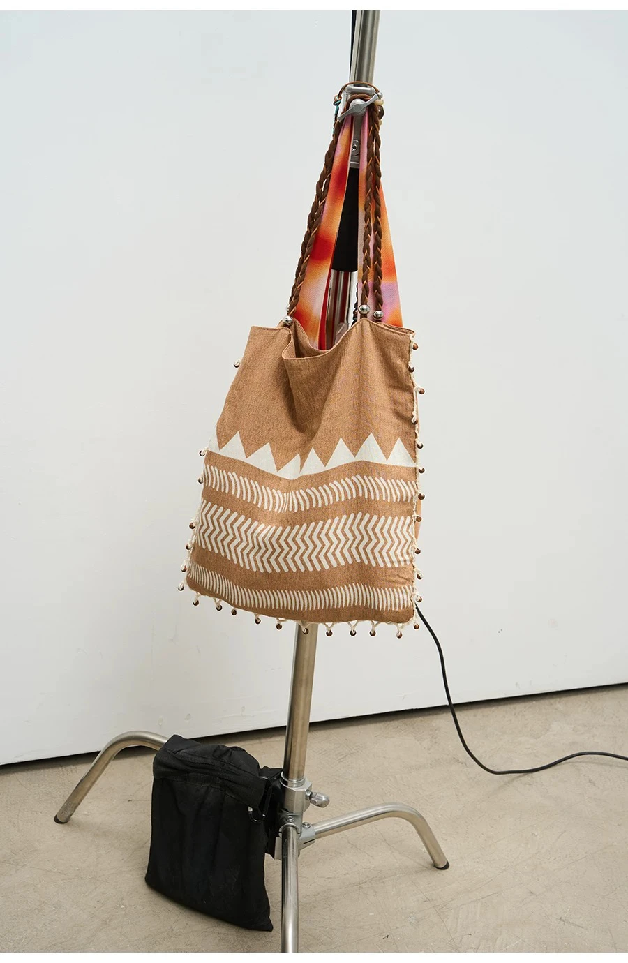 Niche Design Shoulder Commuter Handheld Cloth BagsEthnic Style Large Capacity Tote Bag for Women 2025 New
Niche Design Shoulder Commuter Handheld Cloth BagsEthnic Style Large Capacity Tote Bag for Women 2025 New