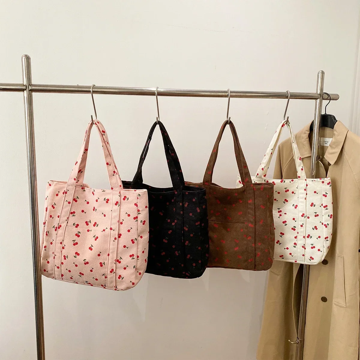 Стильная женская большая сумка с вишневым принтом, легкая вельветовая сумка на плечо большой емкости на молнии для ежедневного использования, поездок на работу, покупок
Стильная женская большая сумка с вишневым принтом, легкая вельветовая сумка на плечо большой емкости на молнии для ежедневного использования, поездок на работу, покупок