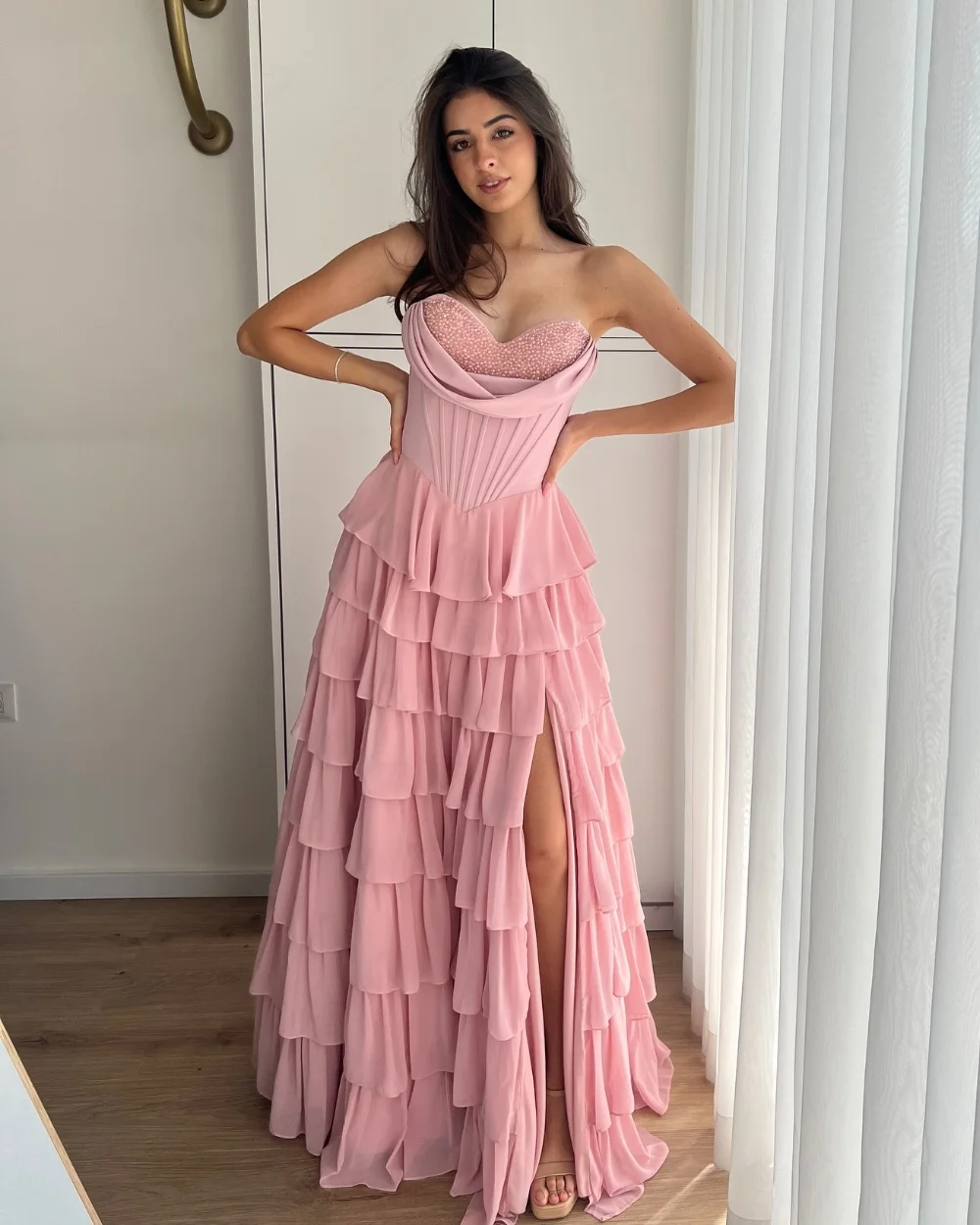 Индивидуальные замысловатые блестящие шифоновые многоярусные плиссированные бисерные длинные платья трапециевидной формы без бретелек на заказ платья для особых случаев в китайском стиле
Индивидуальные замысловатые блестящие шифоновые многоярусные плиссированные бисерные длинные платья трапециевидной формы без бретелек на заказ платья для особых случаев в китайском стиле