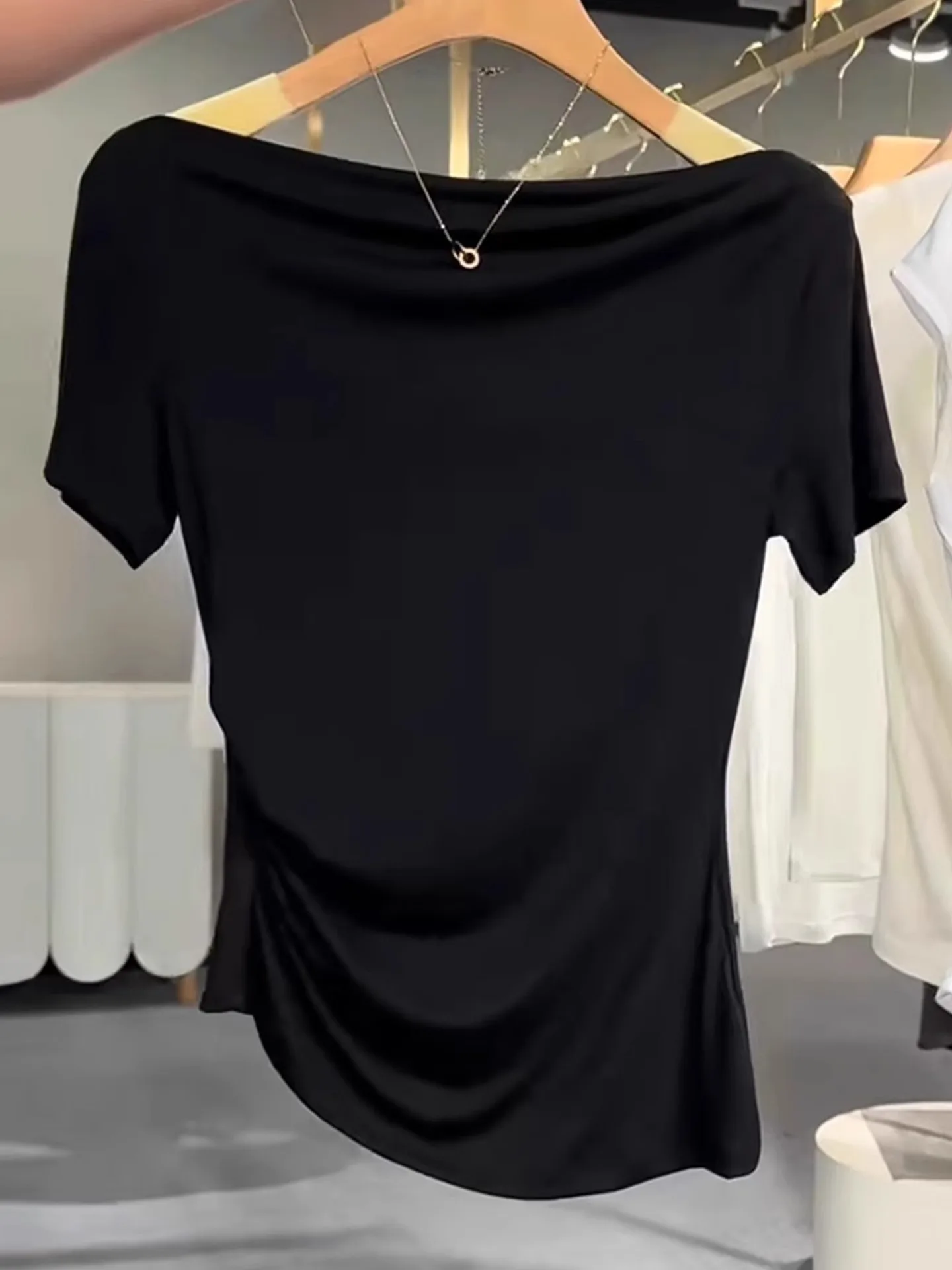 Облегающий трикотажный топ из ледяного шелка с дизайнерским вырезом на одно плечо, подчеркивающий талию, для женщин, летняя коллекция
Облегающий трикотажный топ из ледяного шелка с дизайнерским вырезом на одно плечо, подчеркивающий талию, для женщин, летняя коллекция