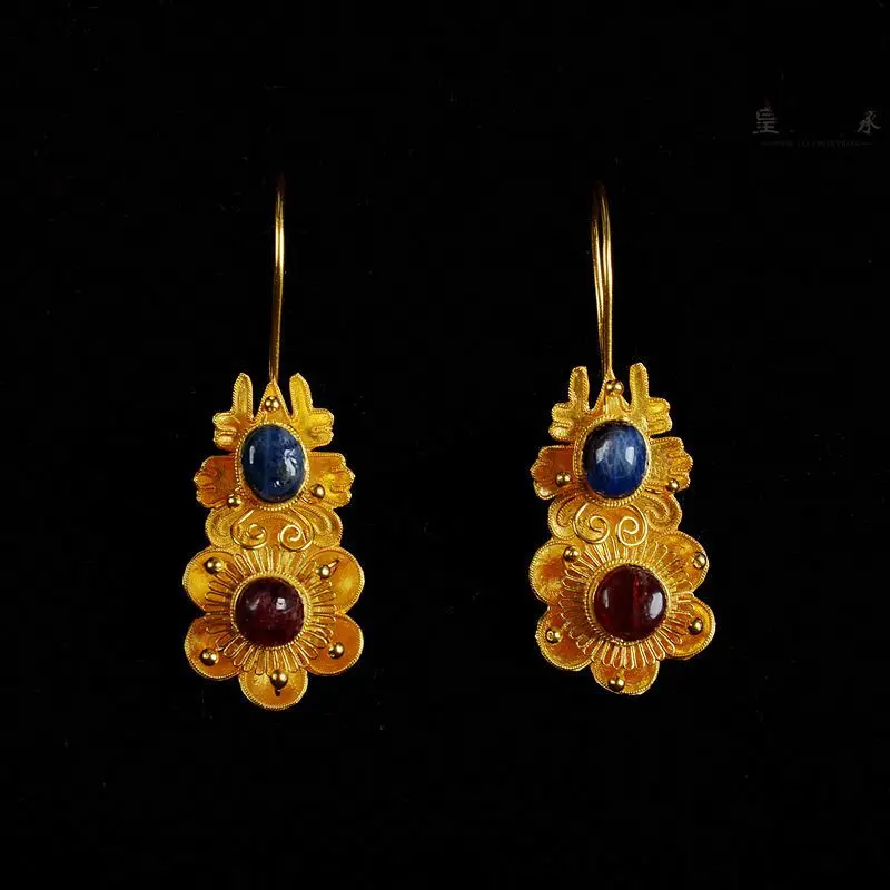 Chinese Classical Style Copper Gold-plated Filigree Inlaid Jewelry for Women's Earrings with Retro Personality
Chinese Classical Style Copper Gold-plated Filigree Inlaid Jewelry for Women's Earrings with Retro Personality