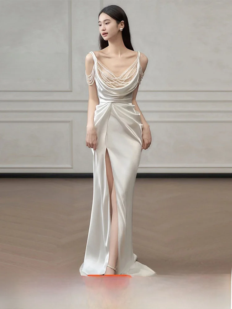 Elegant Satin Light Wedding Dress Pearl Bridal Gown with Strap Vintage Fish Tail Skirt for Hotel Indoor Wedding Ceremony
Elegant Satin Light Wedding Dress Pearl Bridal Gown with Strap Vintage Fish Tail Skirt for Hotel Indoor Wedding Ceremony