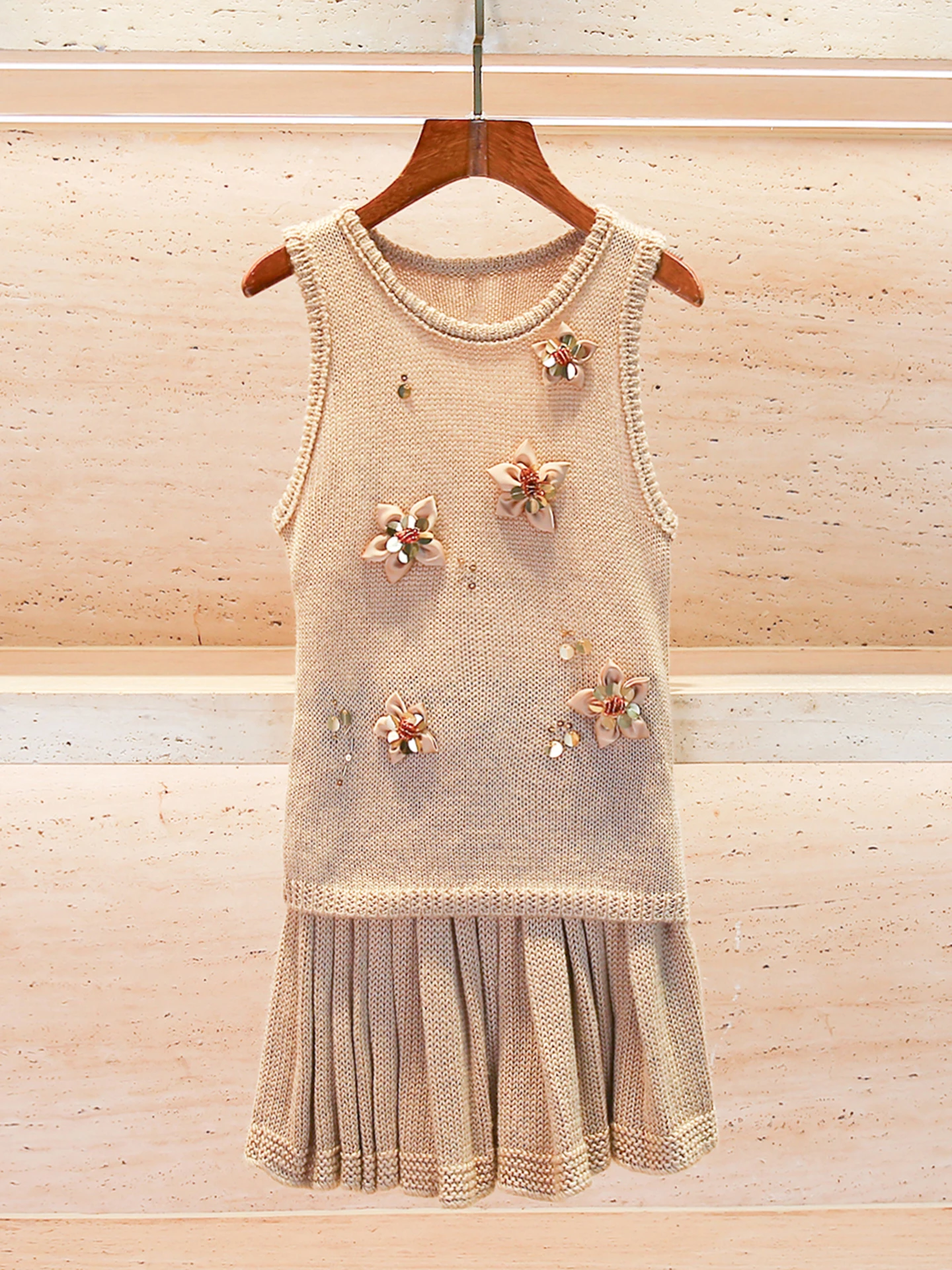 High-End Spring Summer Women's Knitted Vest Top And Half Skirt Set Sequined Fashionable Business Casual Polyester Fiber
High-End Spring Summer Women's Knitted Vest Top And Half Skirt Set Sequined Fashionable Business Casual Polyester Fiber
