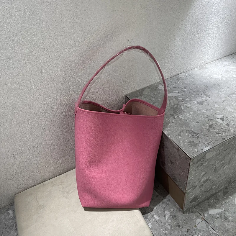Female Handbag Retro Minimalist Shoulder Bag with Inner Pocket, Large Capacity Water Bucket, Underarm Bag, PU Fashion For Women
Female Handbag Retro Minimalist Shoulder Bag with Inner Pocket, Large Capacity Water Bucket, Underarm Bag, PU Fashion For Women