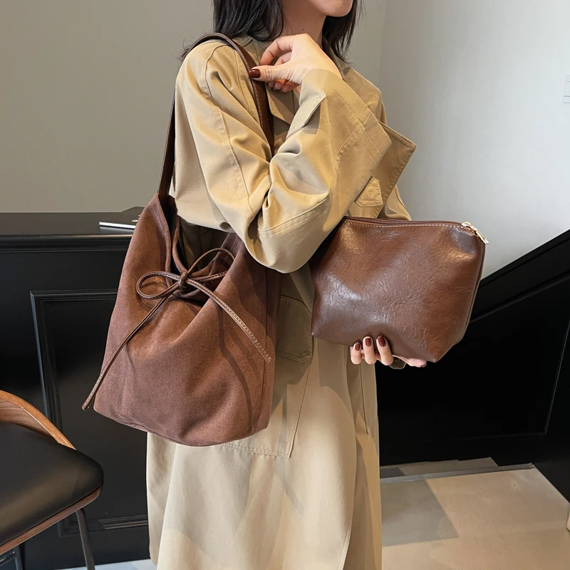 Осень-зима 2024, новые повседневные сумки-тоут из искусственной замши, большие вместительные однотонные сумки на шнурке, простые модные универсальные женские композитные сумки
Осень-зима 2024, новые повседневные сумки-тоут из искусственной замши, большие вместительные однотонные сумки на шнурке, простые модные универсальные женские композитные сумки