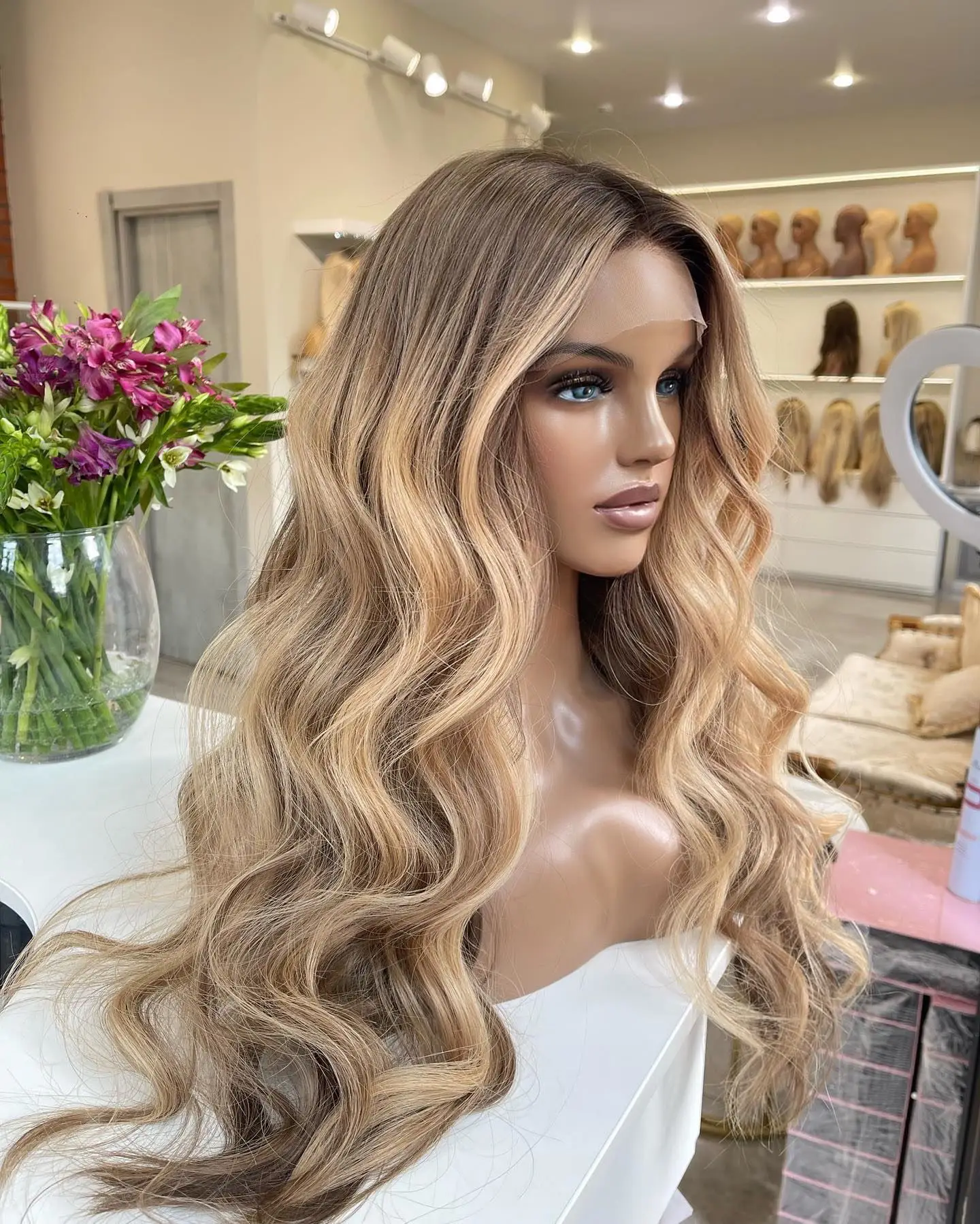 Honey Highlights Blonde Wig High Heat Fibre Synthetic Lace Front Wigs Dark Roots Long Wavy Cosplay Wig for Women No Fake Shine
Honey Highlights Blonde Wig High Heat Fibre Synthetic Lace Front Wigs Dark Roots Long Wavy Cosplay Wig for Women No Fake Shine