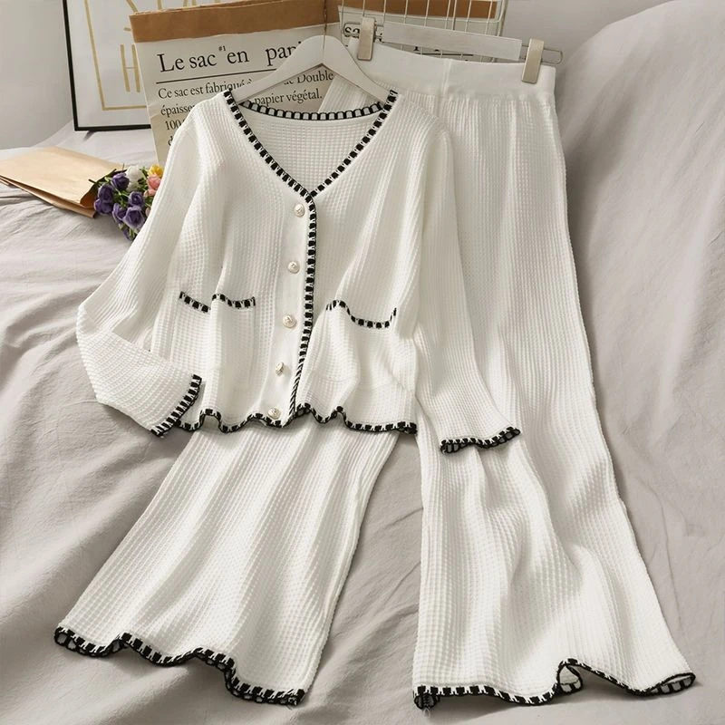 Весенне-осенний новый комплект из двух предметов для поездок на работу, женский вязаный топ с v-образным вырезом и эластичной резинкой на талии, широкие брюки, повседневный модный комплект
Весенне-осенний новый комплект из двух предметов для поездок на работу, женский вязаный топ с v-образным вырезом и эластичной резинкой на талии, широкие брюки, повседневный модный комплект