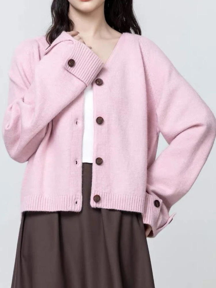 2025 Long Sleeve Knit Cardigan Women V-Neck Single Breasted Button Cardigan Sweater Korean Fashion Casual Knit Sweater Versatile
2025 Long Sleeve Knit Cardigan Women V-Neck Single Breasted Button Cardigan Sweater Korean Fashion Casual Knit Sweater Versatile