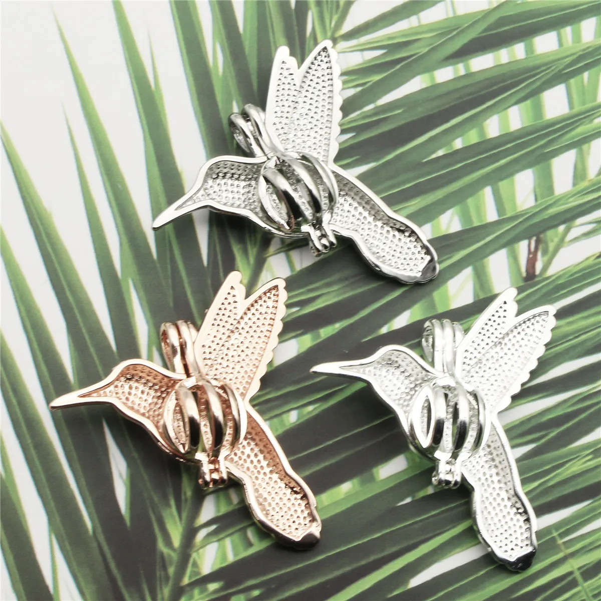 10pcs Classics hummingbird Pearl Cage Locket Pendants Aromatherapy Essential Oil Diffuser Locket For DIY Jewelr Pendants
10pcs Classics hummingbird Pearl Cage Locket Pendants Aromatherapy Essential Oil Diffuser Locket For DIY Jewelr Pendants