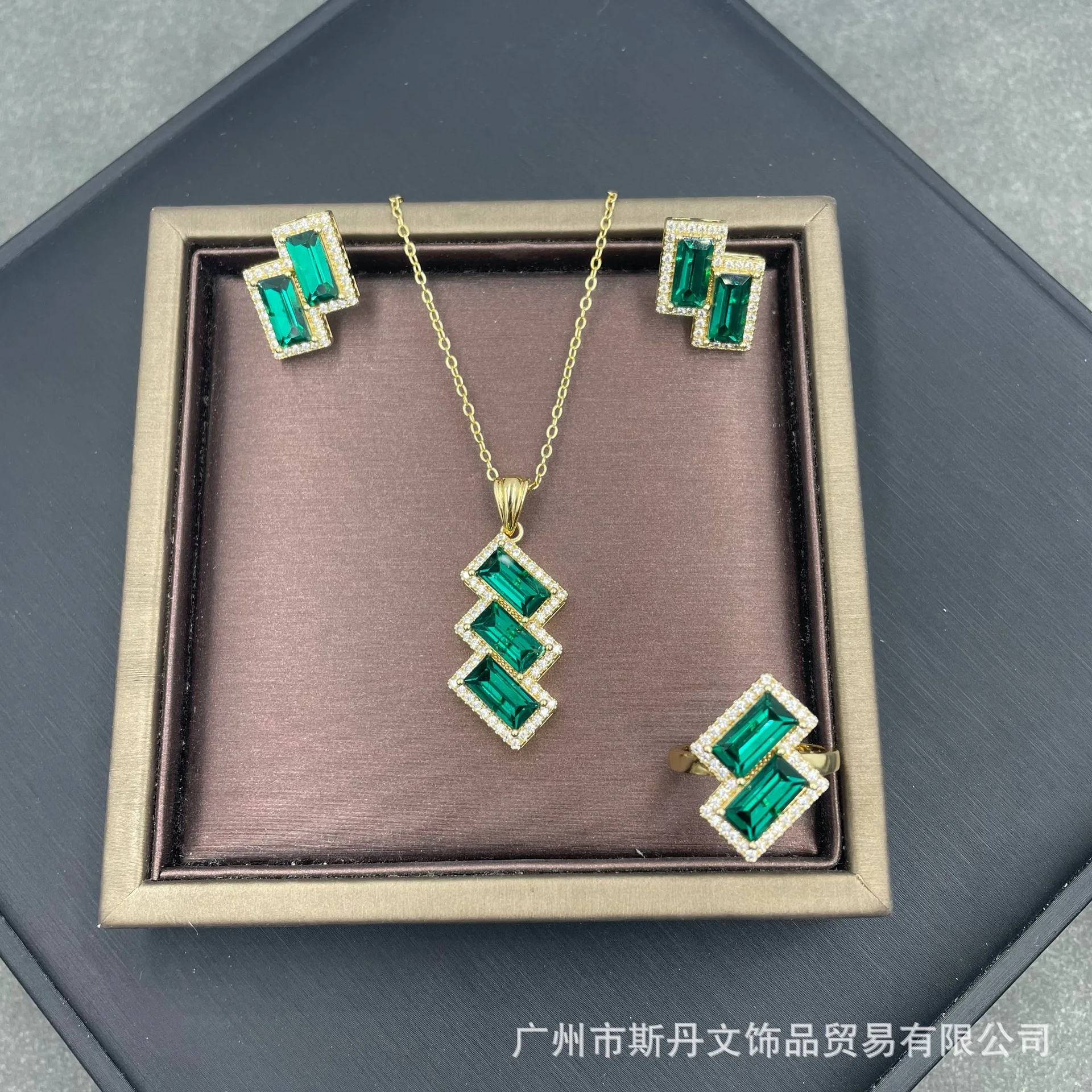 Tibetan jewelry S-warovski crystal set beautifully inlaid retro atmosphere, color-preserving pendant, earrings, rings.
Tibetan jewelry S-warovski crystal set beautifully inlaid retro atmosphere, color-preserving pendant, earrings, rings.