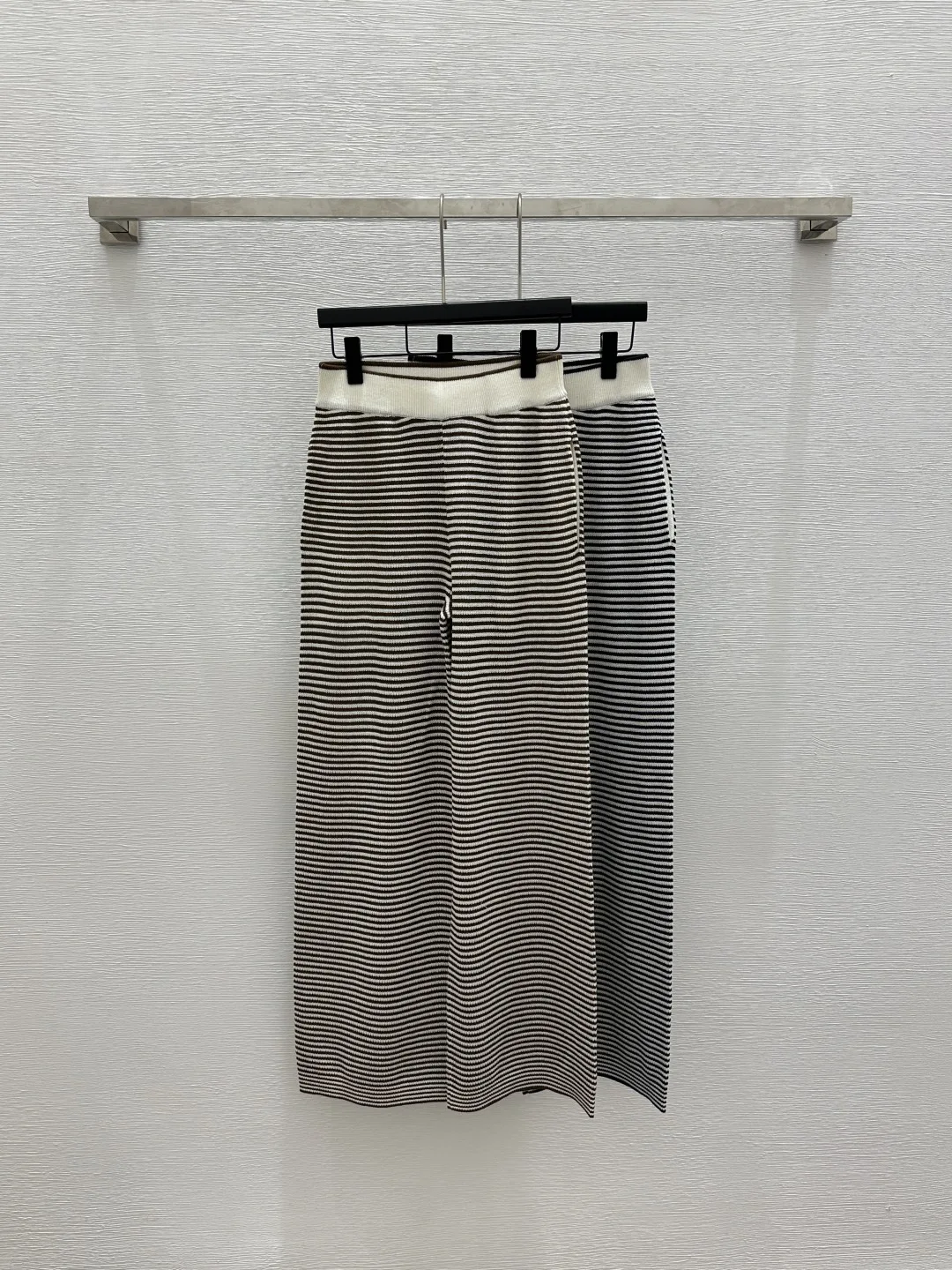 2025 early spring new women fashion loose casual contrasting striped knitted trousers
2025 early spring new women fashion loose casual contrasting striped knitted trousers