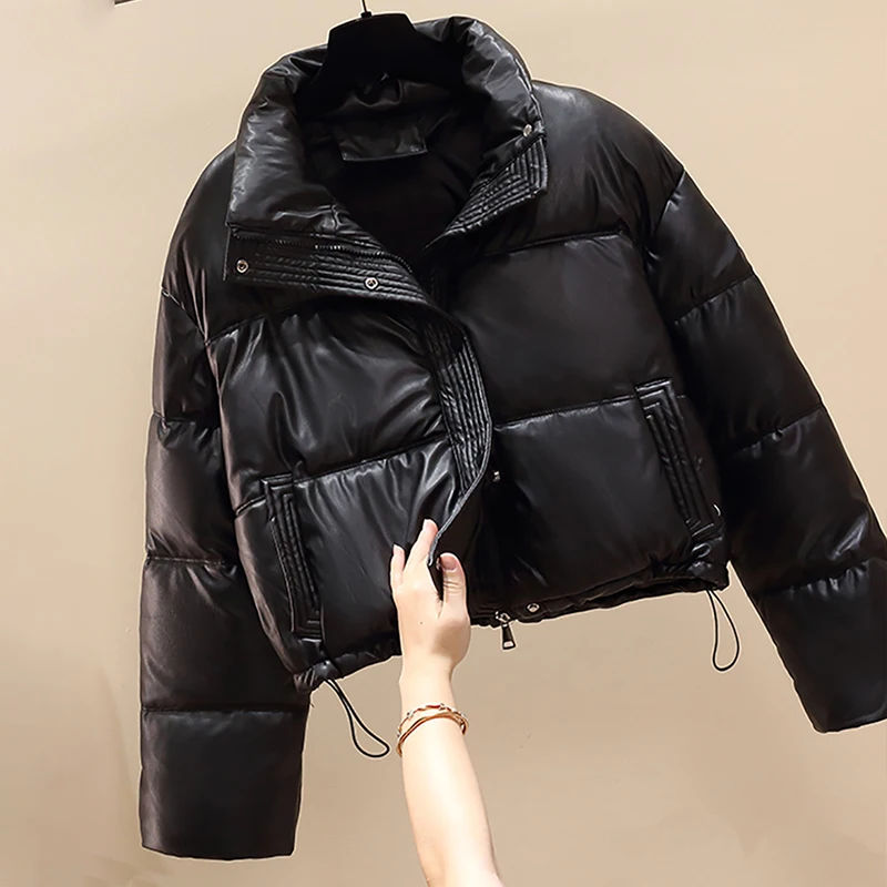 Простая верхняя одежда из искусственной кожи для женщин, зима 2025 года, повседневное толстое пальто с воротником-стойкой, легкая роскошная модная универсальная хлопковая куртка
Простая верхняя одежда из искусственной кожи для женщин, зима 2025 года, повседневное толстое пальто с воротником-стойкой, легкая роскошная модная универсальная хлопковая куртка