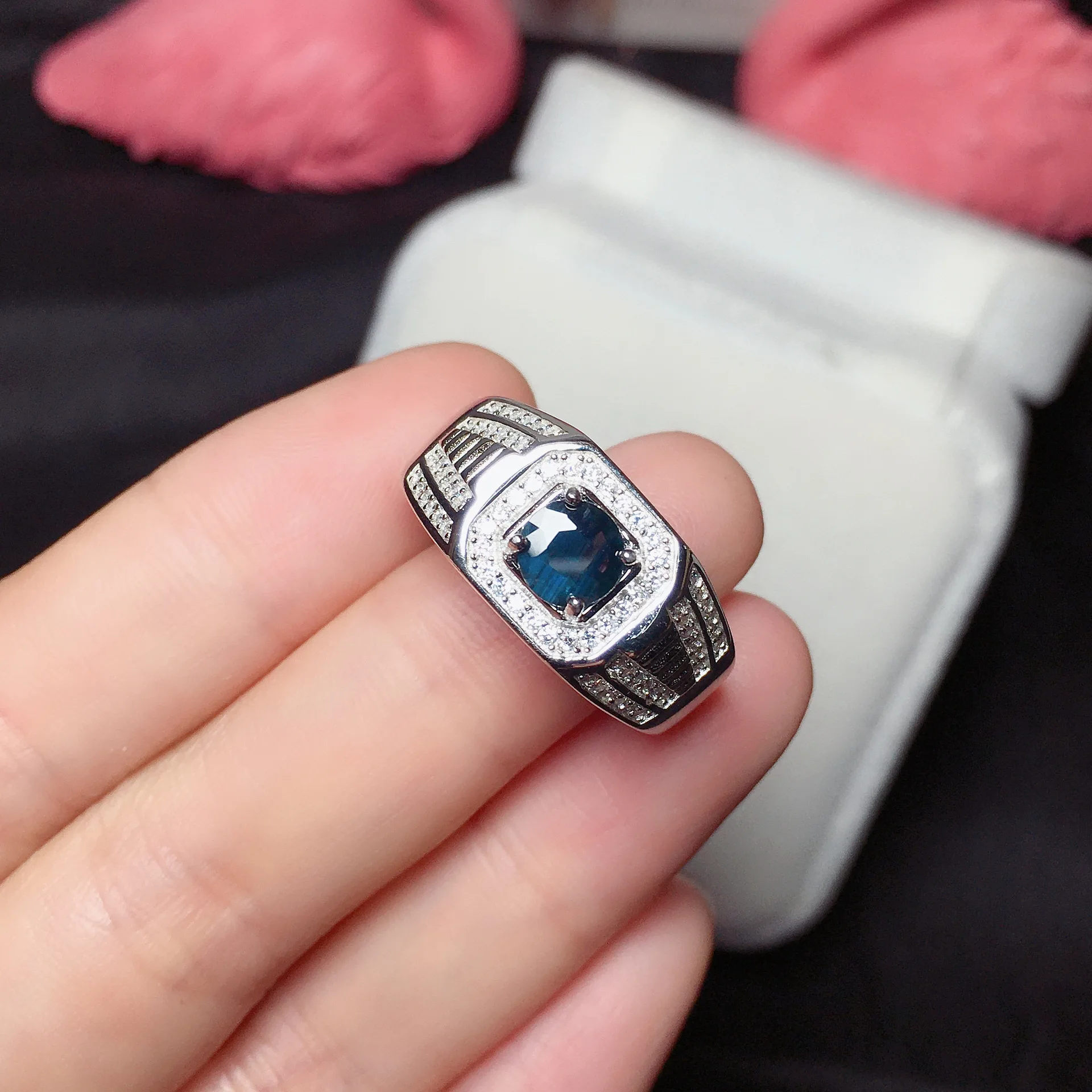 Роскошное мужское кольцо из серебра 925 пробы с сапфировым стеклом 6 мм 0.8ct мужское кольцо с натуральным сапфиром с 3-слойным покрытием из 18-каратного золота
Роскошное мужское кольцо из серебра 925 пробы с сапфировым стеклом 6 мм 0.8ct мужское кольцо с натуральным сапфиром с 3-слойным покрытием из 18-каратного золота