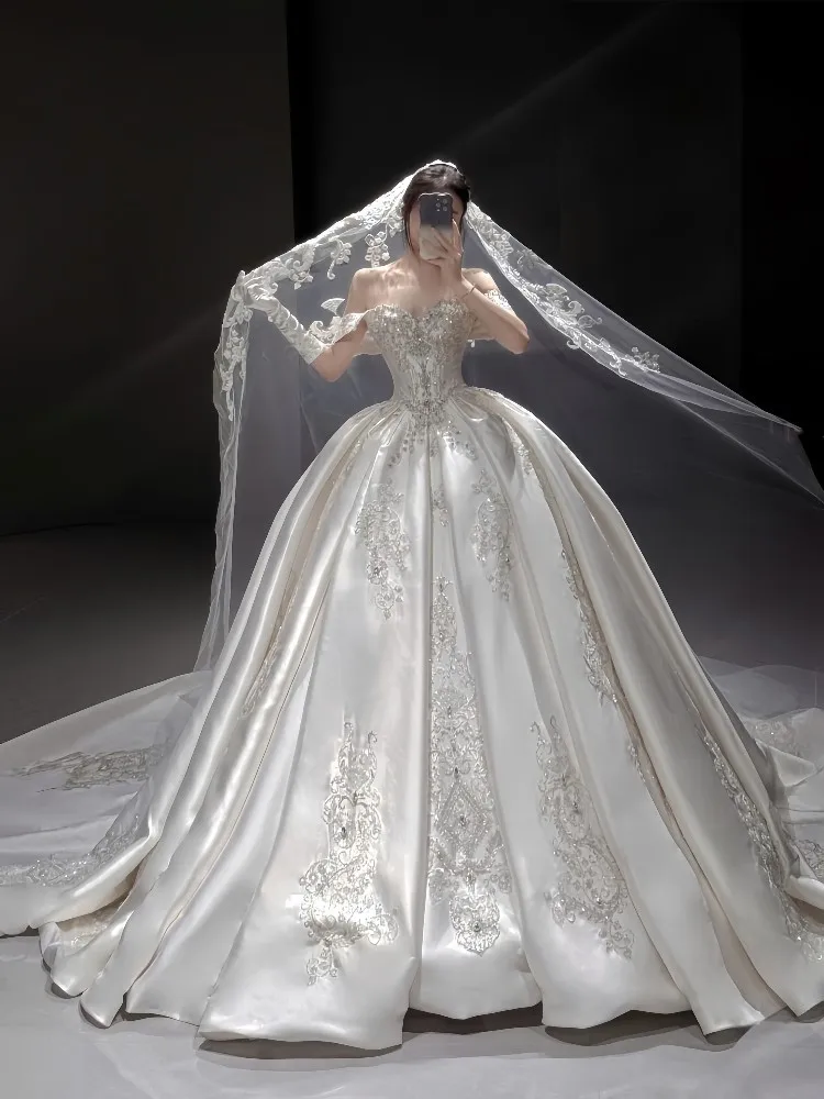 A new light luxury satin one-shoulder dress with delicate for ladies
A new light luxury satin one-shoulder dress with delicate for ladies