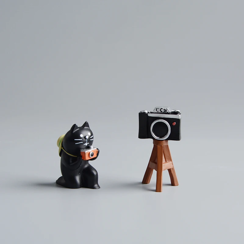 Кавайная Статуэтка из смолы, модель фотографа с черными кошками, миниатюрные предметы для камеры, украшение для кукольного домика, детский подарок
Кавайная Статуэтка из смолы, модель фотографа с черными кошками, миниатюрные предметы для камеры, украшение для кукольного домика, детский подарок