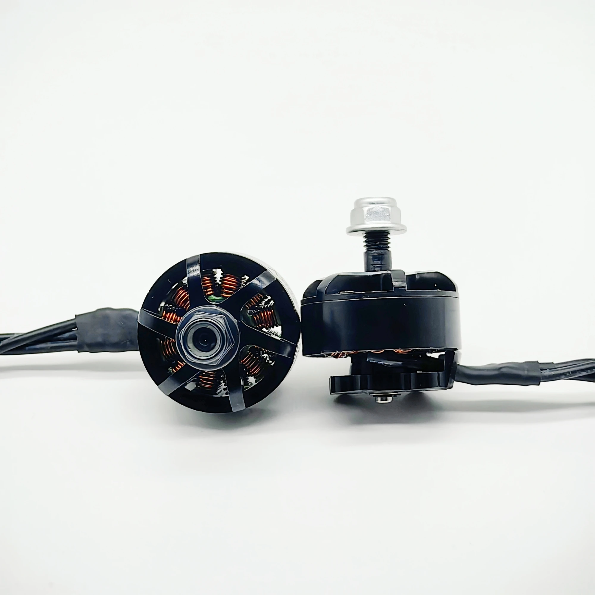 2207 1960KV 4~6S Brushless Motor 5mm Shaft Suitable 5inch Propeller Flower Fly Traversing Drone
2207 1960KV 4~6S Brushless Motor 5mm Shaft Suitable 5inch Propeller Flower Fly Traversing Drone