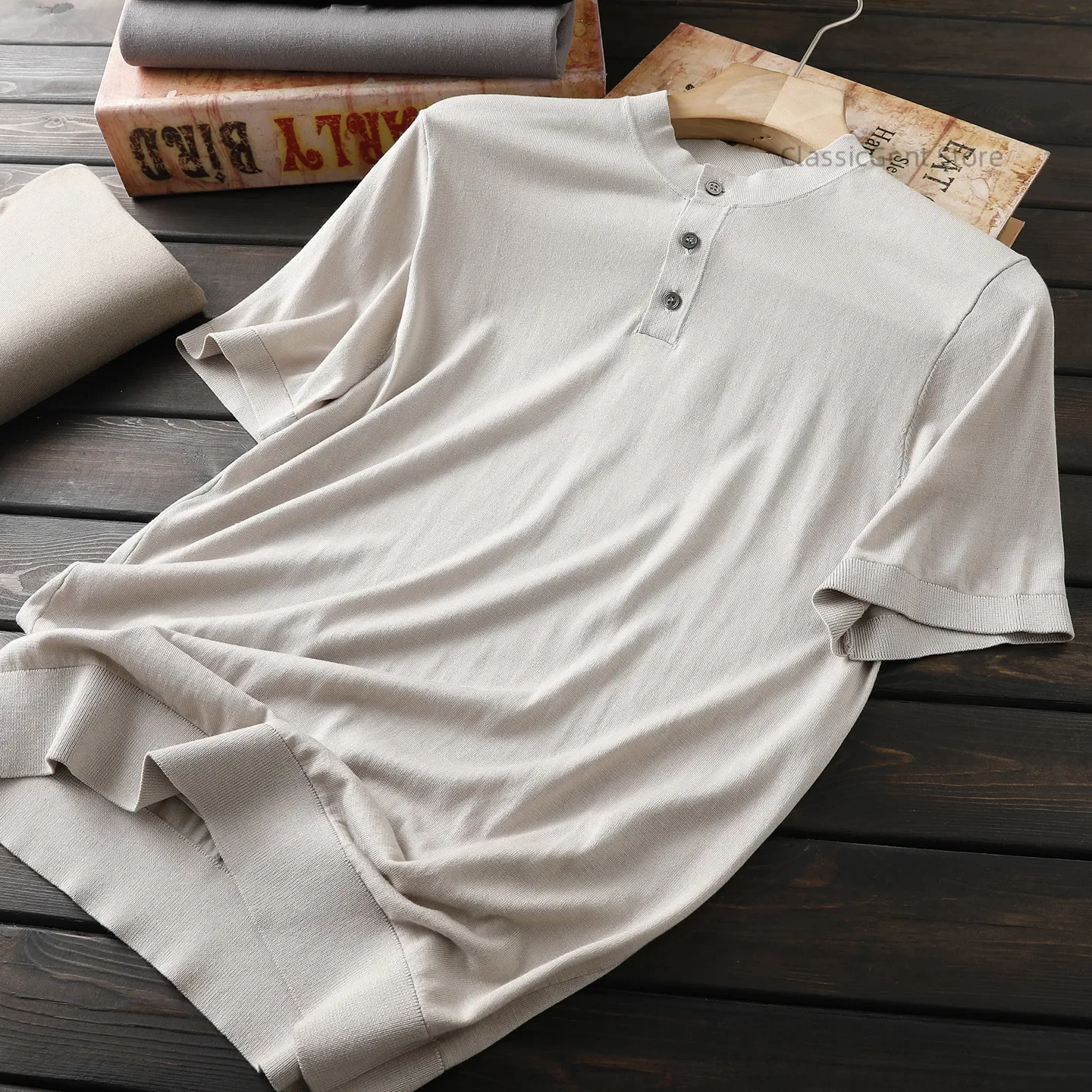 Cool and comfortable summer men's neck knitted short-sleeved T-shirt
Cool and comfortable summer men's neck knitted short-sleeved T-shirt