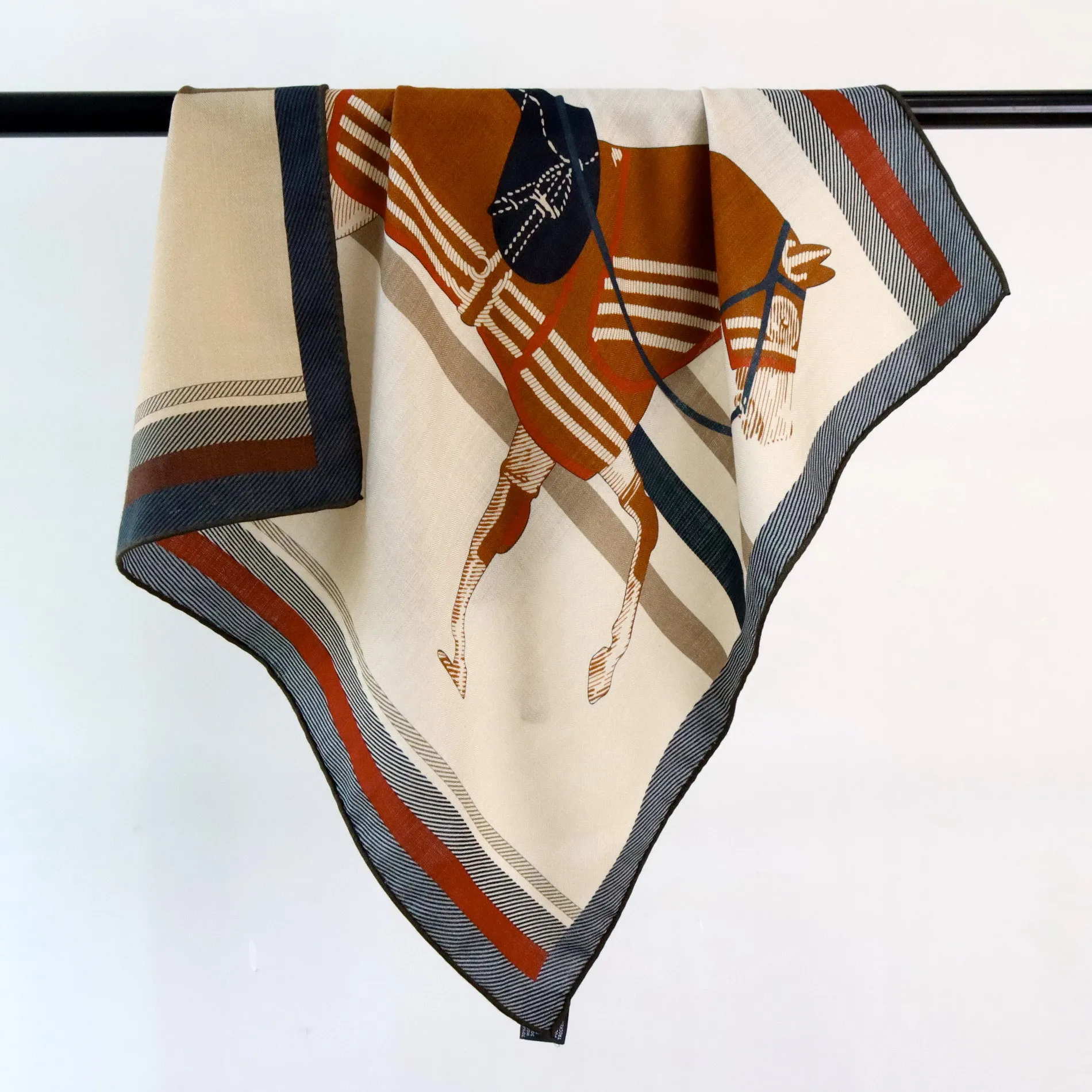 Double Sided Silk Wool Scarf 65CM Women Hand Rolling Scarfs Luxury Designer Horse Print Scarfs Shawl Neck Clothing Accessories
Double Sided Silk Wool Scarf 65CM Women Hand Rolling Scarfs Luxury Designer Horse Print Scarfs Shawl Neck Clothing Accessories