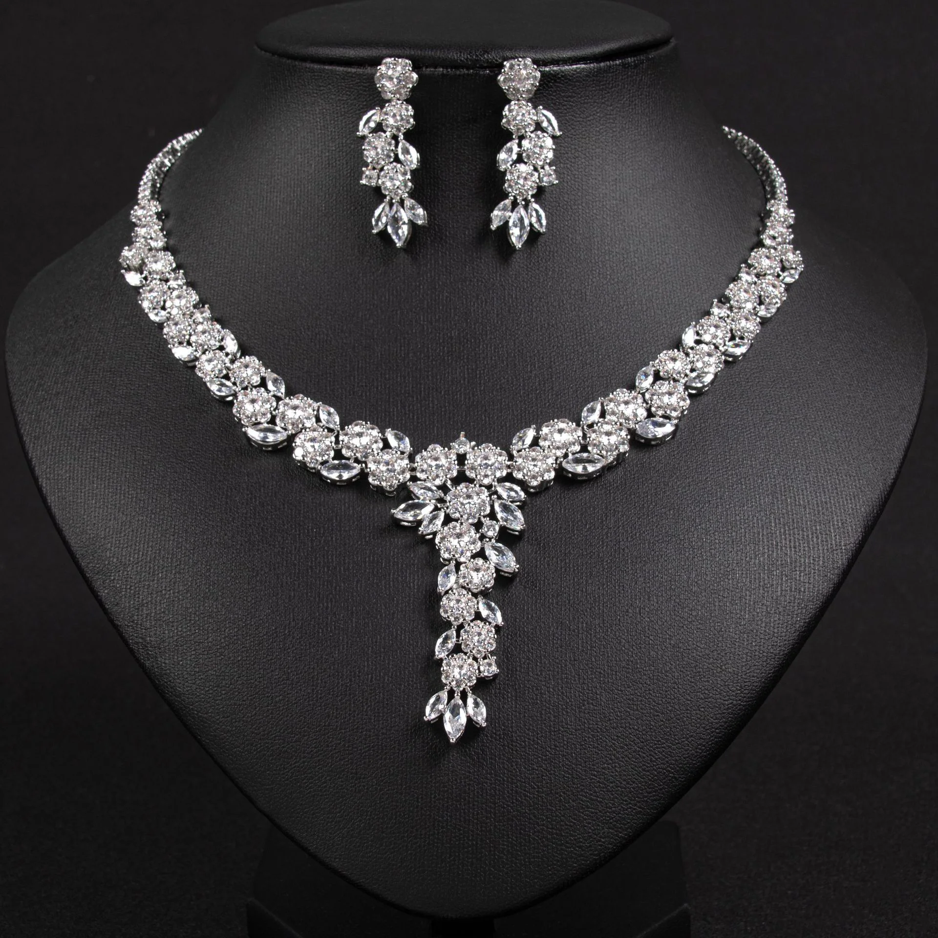 Hot Selling European Exaggerated Floral Jewelry Set Niche Design Luxury Elegant Necklace Earrings For Women
Hot Selling European Exaggerated Floral Jewelry Set Niche Design Luxury Elegant Necklace Earrings For Women