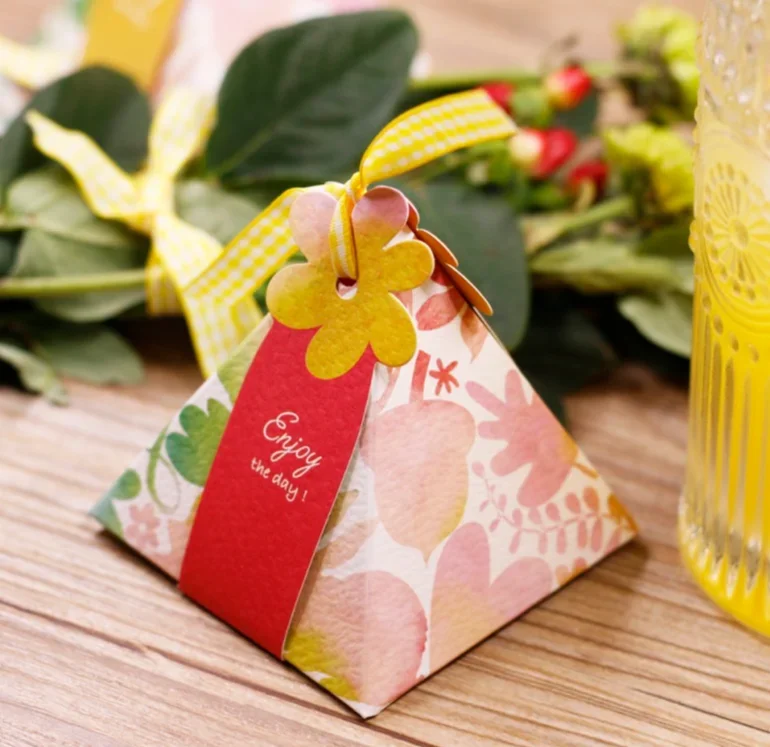 50Pcs European Double-faced Flower Heart Leavs Triangular Pyramid Floral Wedding Favors Candy Boxes Party Gifts Box
50Pcs European Double-faced Flower Heart Leavs Triangular Pyramid Floral Wedding Favors Candy Boxes Party Gifts Box