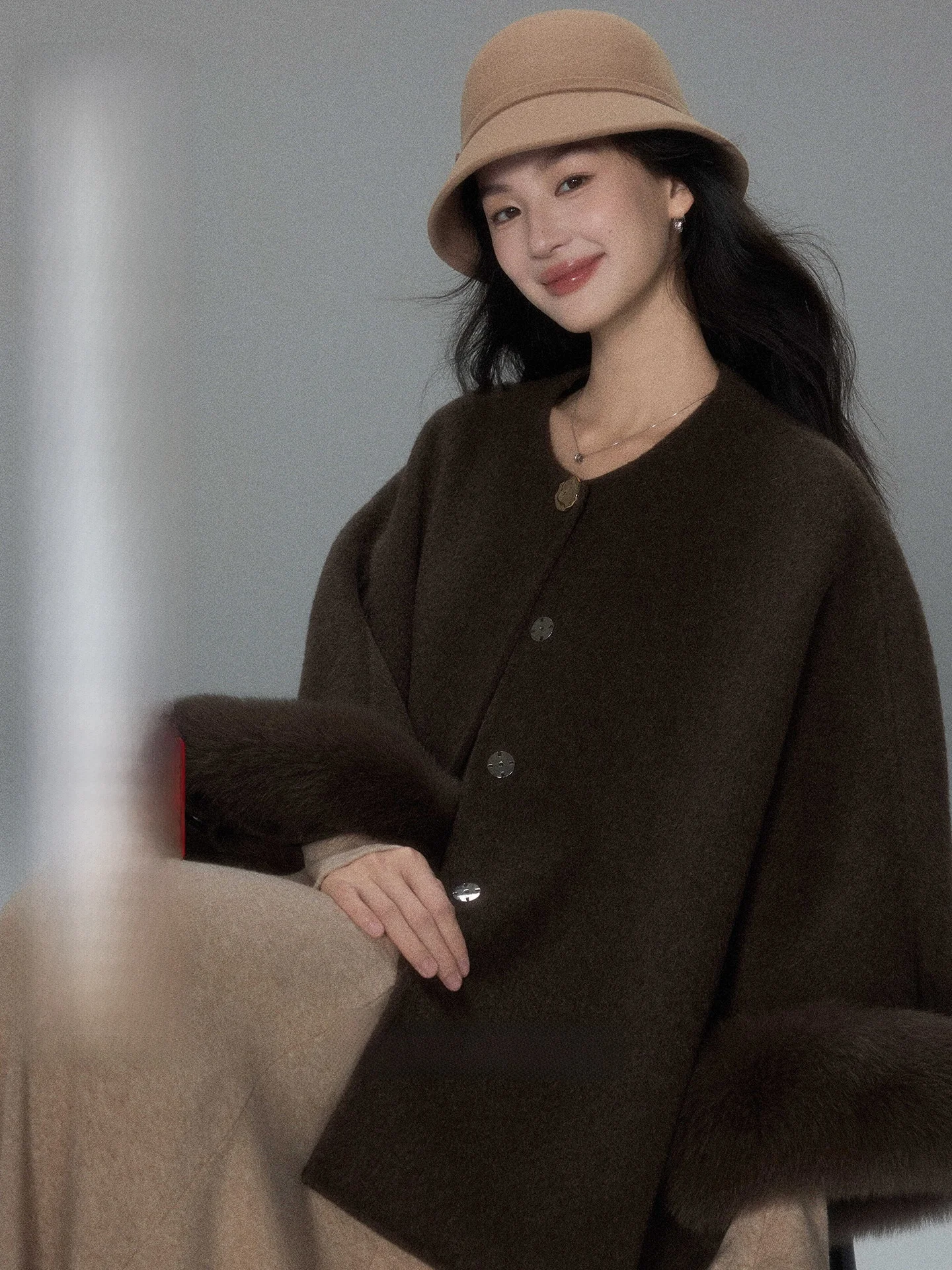 Женское двубортное шерстяное пальто с отстегивающимся мехом, воротником-стойкой, в стиле ретро, повседневное, эксклюзивно онлайн
Женское двубортное шерстяное пальто с отстегивающимся мехом, воротником-стойкой, в стиле ретро, повседневное, эксклюзивно онлайн