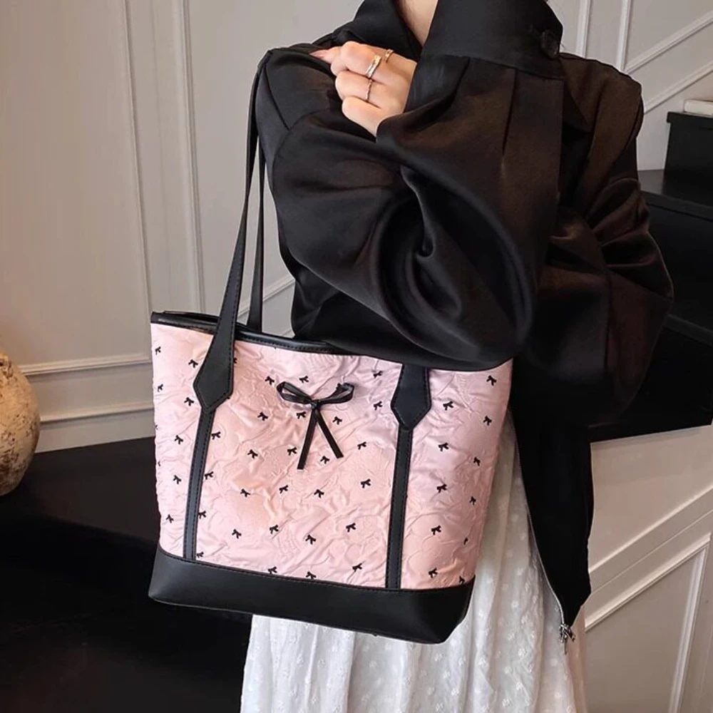 Niche Design Bow Decoration Printing Large Capacity Tote Bag Fashion Sweet Commuting Outside Versatile Women's Shoulder Bag
Niche Design Bow Decoration Printing Large Capacity Tote Bag Fashion Sweet Commuting Outside Versatile Women's Shoulder Bag