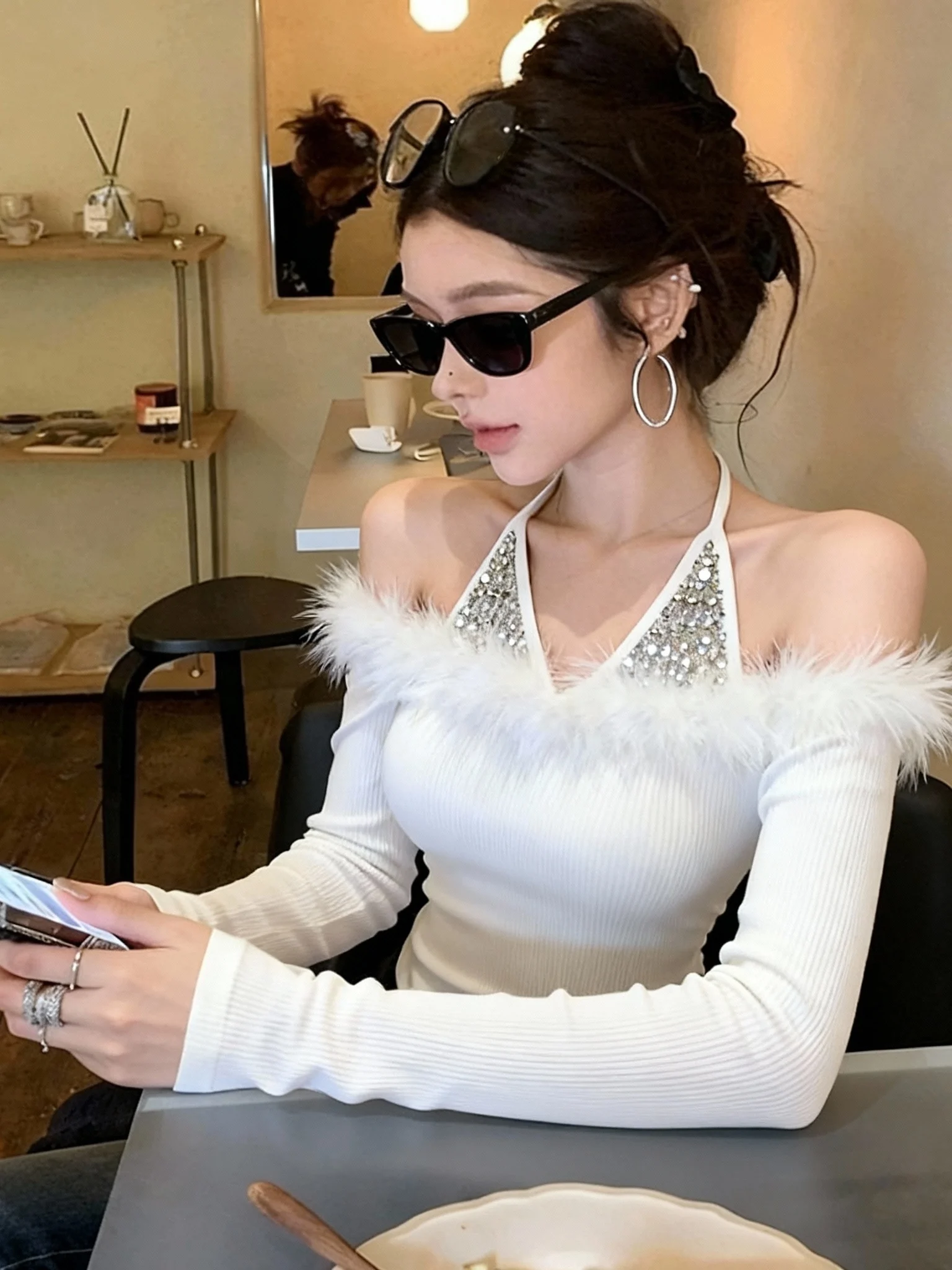 Knitted Base Shirt Heavy Embellished Ostrich Feather Shoulder Bared Patchwork Gentle Style Nicole Rose Women's Top
Knitted Base Shirt Heavy Embellished Ostrich Feather Shoulder Bared Patchwork Gentle Style Nicole Rose Women's Top