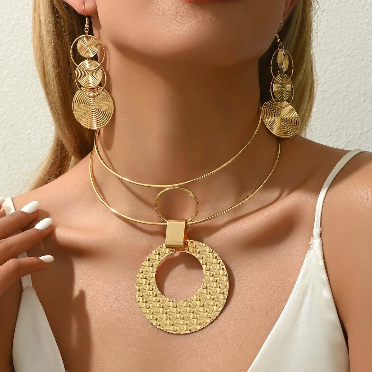Luxury Jewelry Set Gold Color Chain Choker Necklace Earring Sets Hyperbole Party Accessory Collar
Luxury Jewelry Set Gold Color Chain Choker Necklace Earring Sets Hyperbole Party Accessory Collar