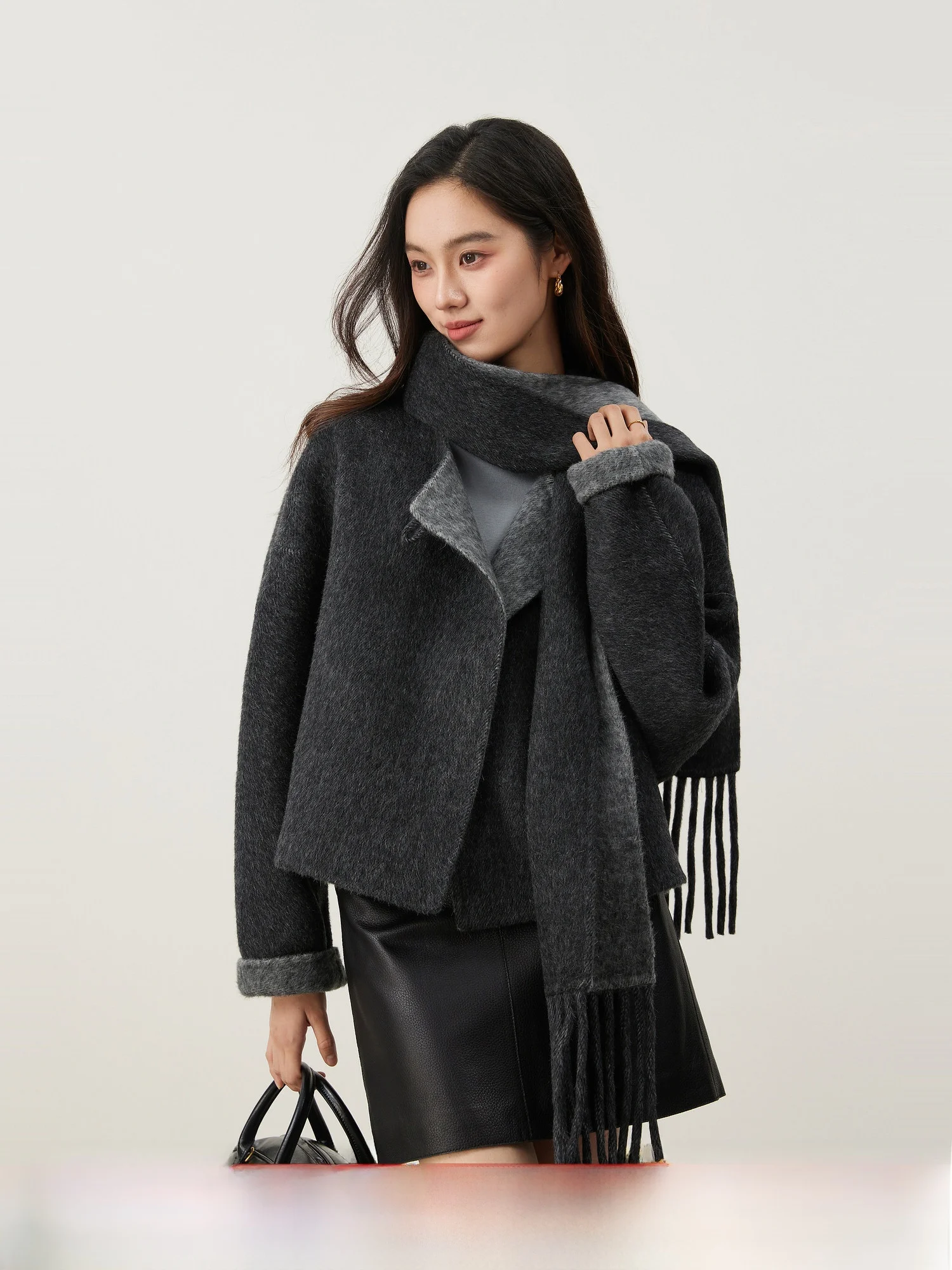 Двустороннее шерстяное шелковое пальто MIJOR для женщин, зимняя верхняя одежда с эффектом аэросфера и шарфом-кисточками
Двустороннее шерстяное шелковое пальто MIJOR для женщин, зимняя верхняя одежда с эффектом аэросфера и шарфом-кисточками