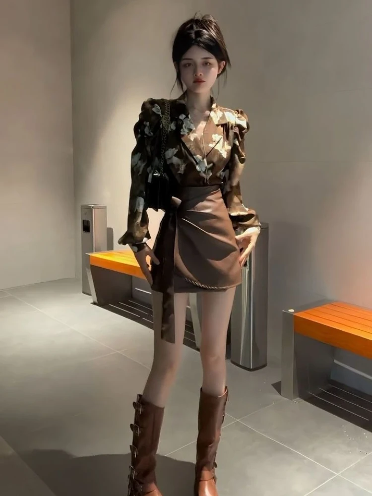 French Vintage Printed Blazer Collar Puff Sleeve V Neck Shirt Women Summer Belted Faux Leather Mini Skirt Two Piece Set
French Vintage Printed Blazer Collar Puff Sleeve V Neck Shirt Women Summer Belted Faux Leather Mini Skirt Two Piece Set