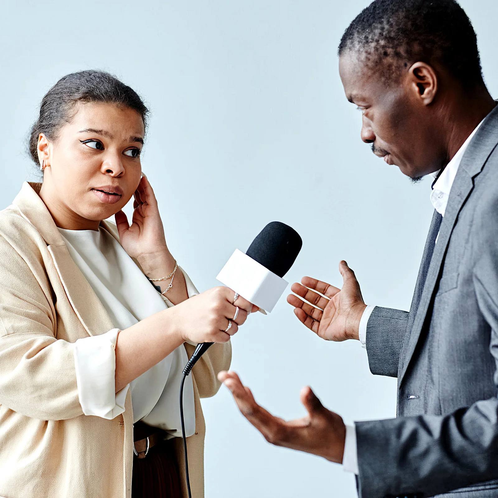 2pcs Portable Abs Injection Molding Triangular Interview Mic Flag Station Large Logo Area For Custom Engraving Sticker Printing