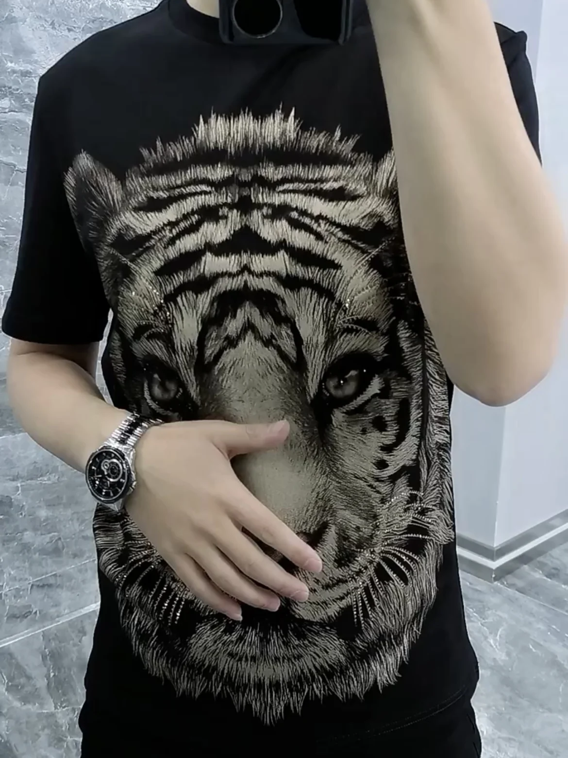 Мужская летняя футболка Slim Fit с круглым вырезом и принтом «Голова тигра», модная, черная, со стразами
Мужская летняя футболка Slim Fit с круглым вырезом и принтом «Голова тигра», модная, черная, со стразами