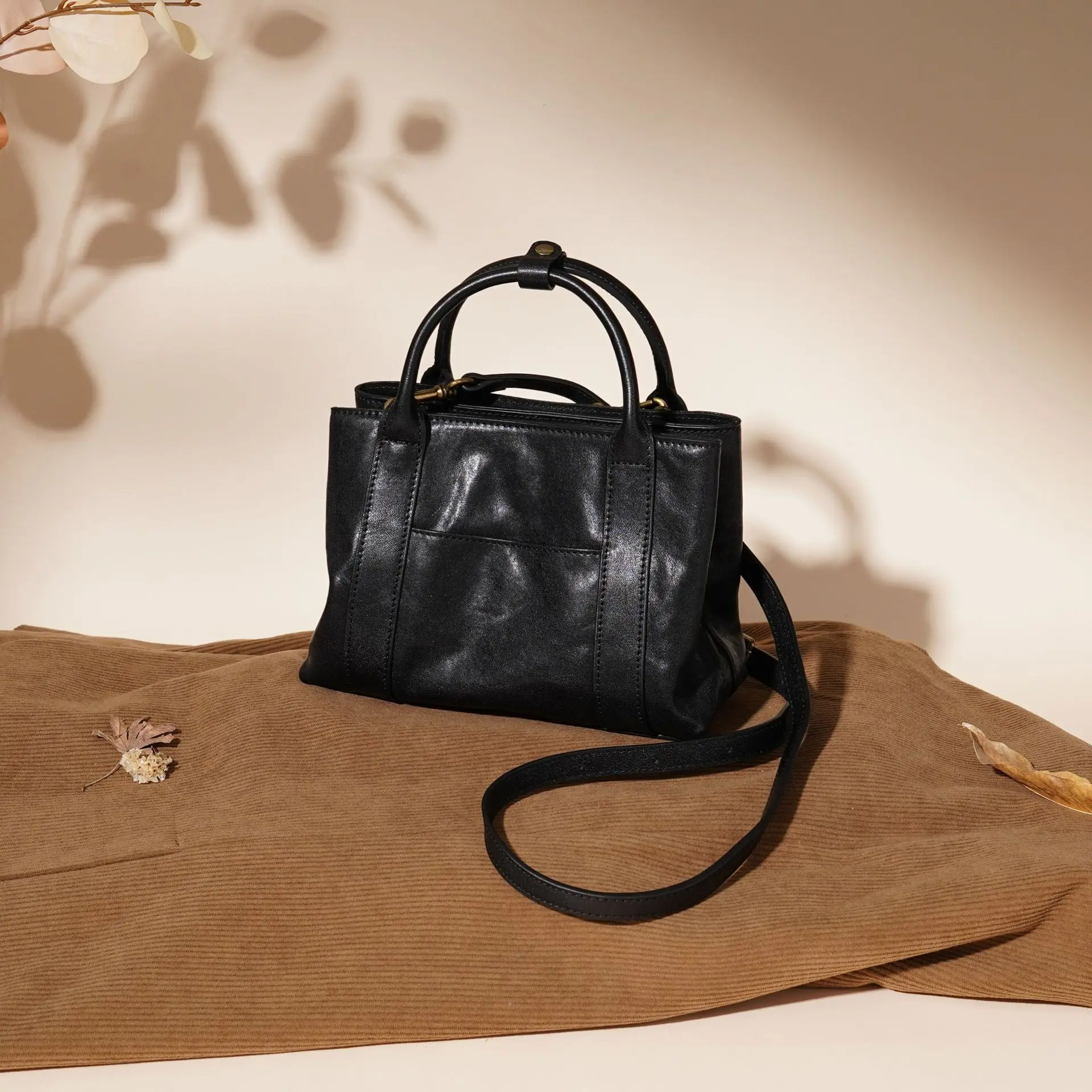 Сумка из натуральной кожи большой вместимости из воловьей кожи 2026, универсальная, модная, повседневная, ручная, дизайнерская роскошная сумка через плечо
Сумка из натуральной кожи большой вместимости из воловьей кожи 2026, универсальная, модная, повседневная, ручная, дизайнерская роскошная сумка через плечо