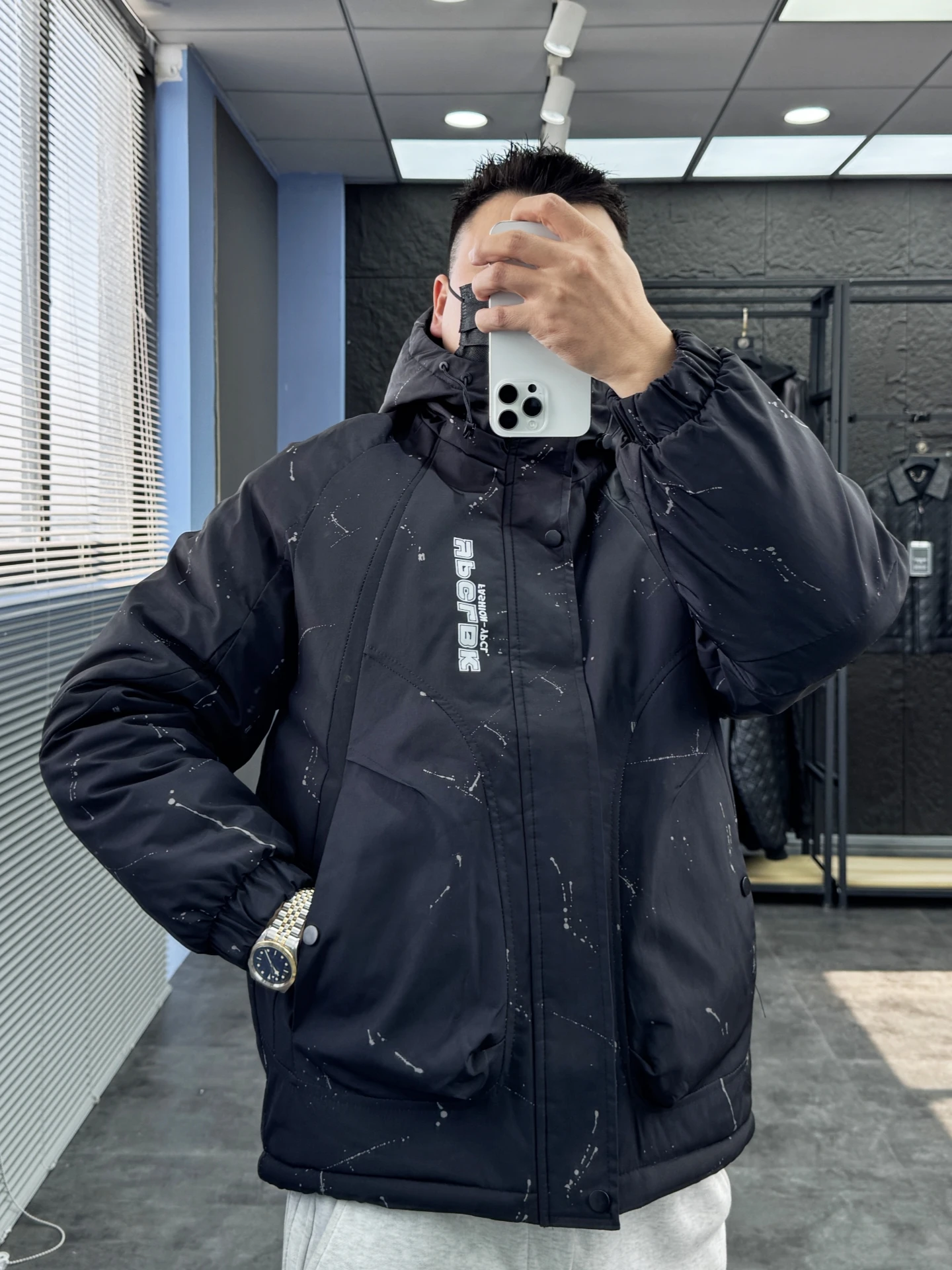 Утепленная флисовая теплая хлопковая куртка, мужская повседневная куртка с капюшоном и принтом, стандартный крой, модный городской стиль, молодежная зимняя верхняя одежда
Утепленная флисовая теплая хлопковая куртка, мужская повседневная куртка с капюшоном и принтом, стандартный крой, модный городской стиль, молодежная зимняя верхняя одежда