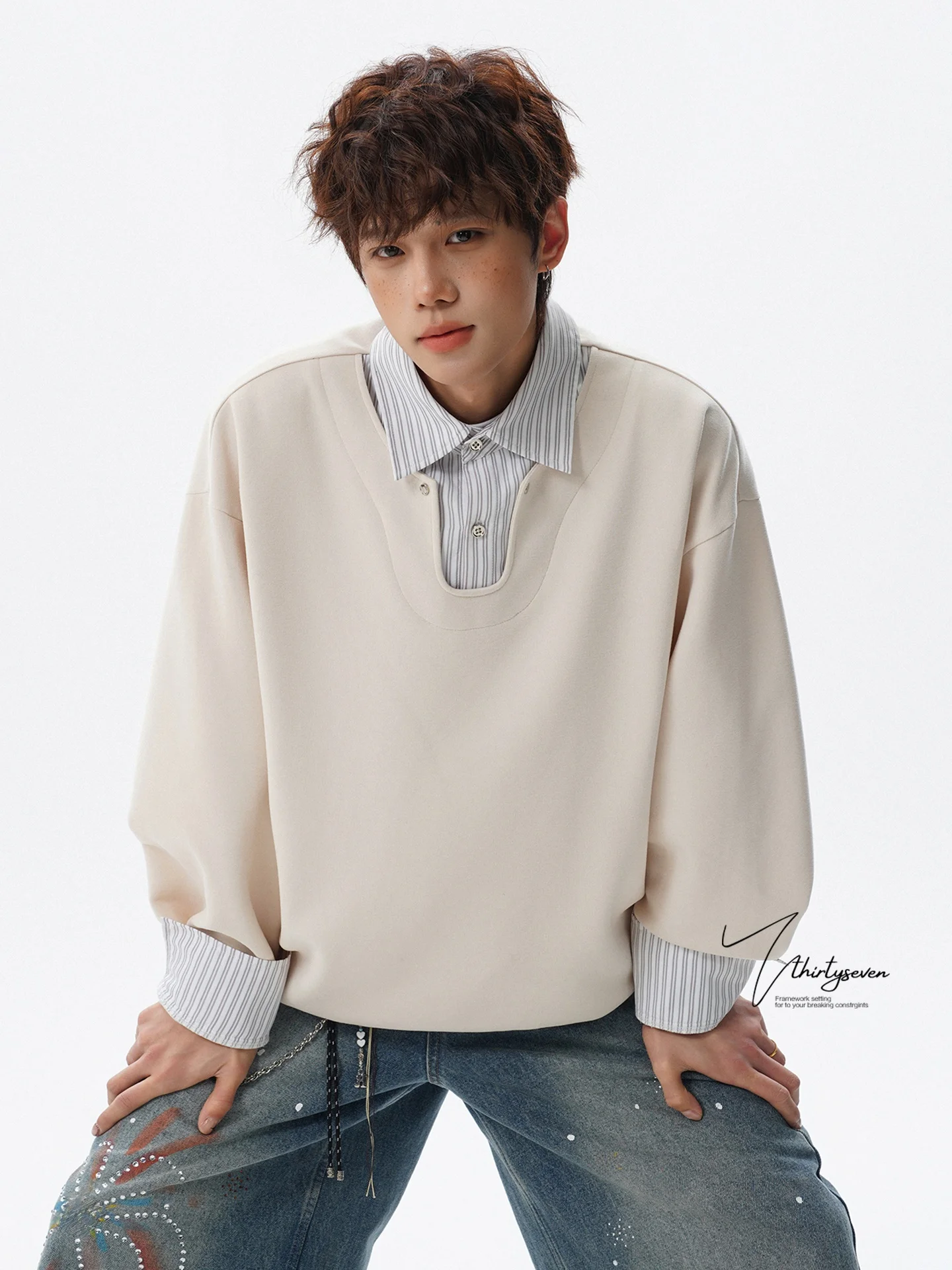 V37 American College Style Loose Fit Men's Sweatshirt with Shirt Collar Fake Two-Piece Design Casual Versatile Trendy Top
V37 American College Style Loose Fit Men's Sweatshirt with Shirt Collar Fake Two-Piece Design Casual Versatile Trendy Top