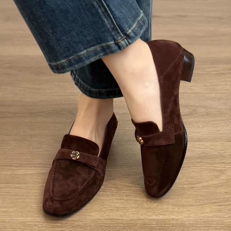 Туфли-лодочки на среднем каблуке. Женские лоферы на массивном каблуке с цветочными пуговицами. Коричневые замшевые мокасины в стиле ретро. Удобные туфли без шнуровки на мягкой подошве.
Туфли-лодочки на среднем каблуке. Женские лоферы на массивном каблуке с цветочными пуговицами. Коричневые замшевые мокасины в стиле ретро. Удобные туфли без шнуровки на мягкой подошве.