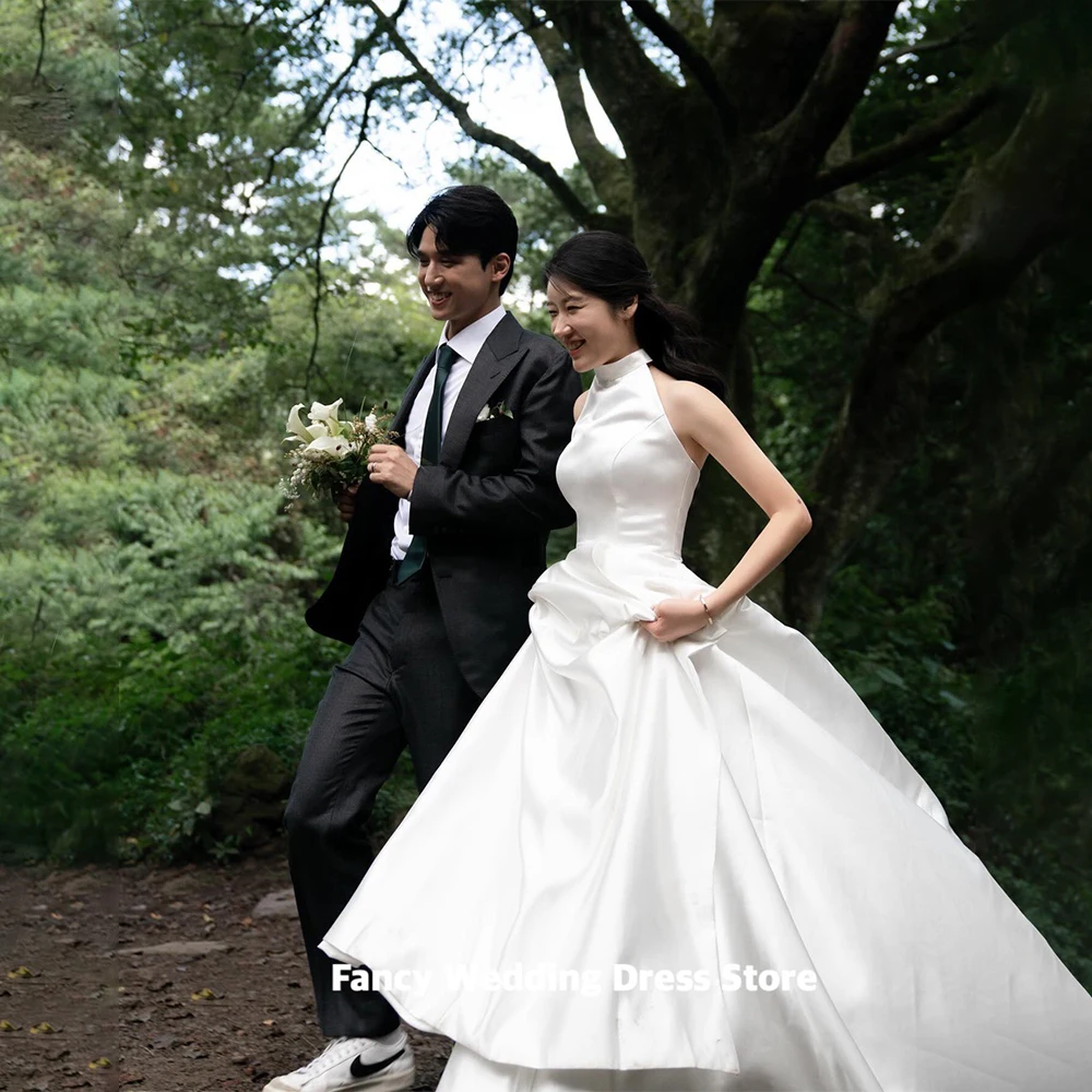 Fancy Simple Halter Korea Wedding Dress Satin A Line Bridal Gown Sleeveless Sweep Train Evening Party Dresses Custom Made
Fancy Simple Halter Korea Wedding Dress Satin A Line Bridal Gown Sleeveless Sweep Train Evening Party Dresses Custom Made