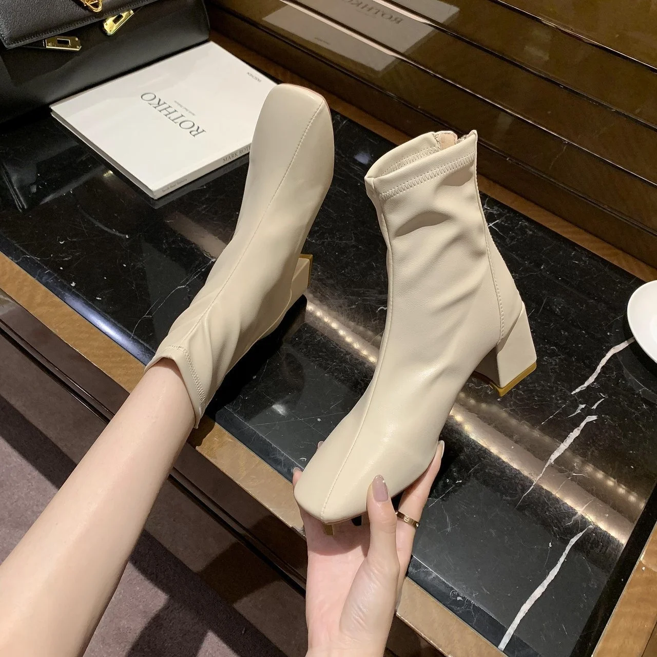 Korean Style Short Boots Women's Fashion Autumn Winter Cotton Padded Chunky Heel Square Toe Boots Stylish Flats
Korean Style Short Boots Women's Fashion Autumn Winter Cotton Padded Chunky Heel Square Toe Boots Stylish Flats
