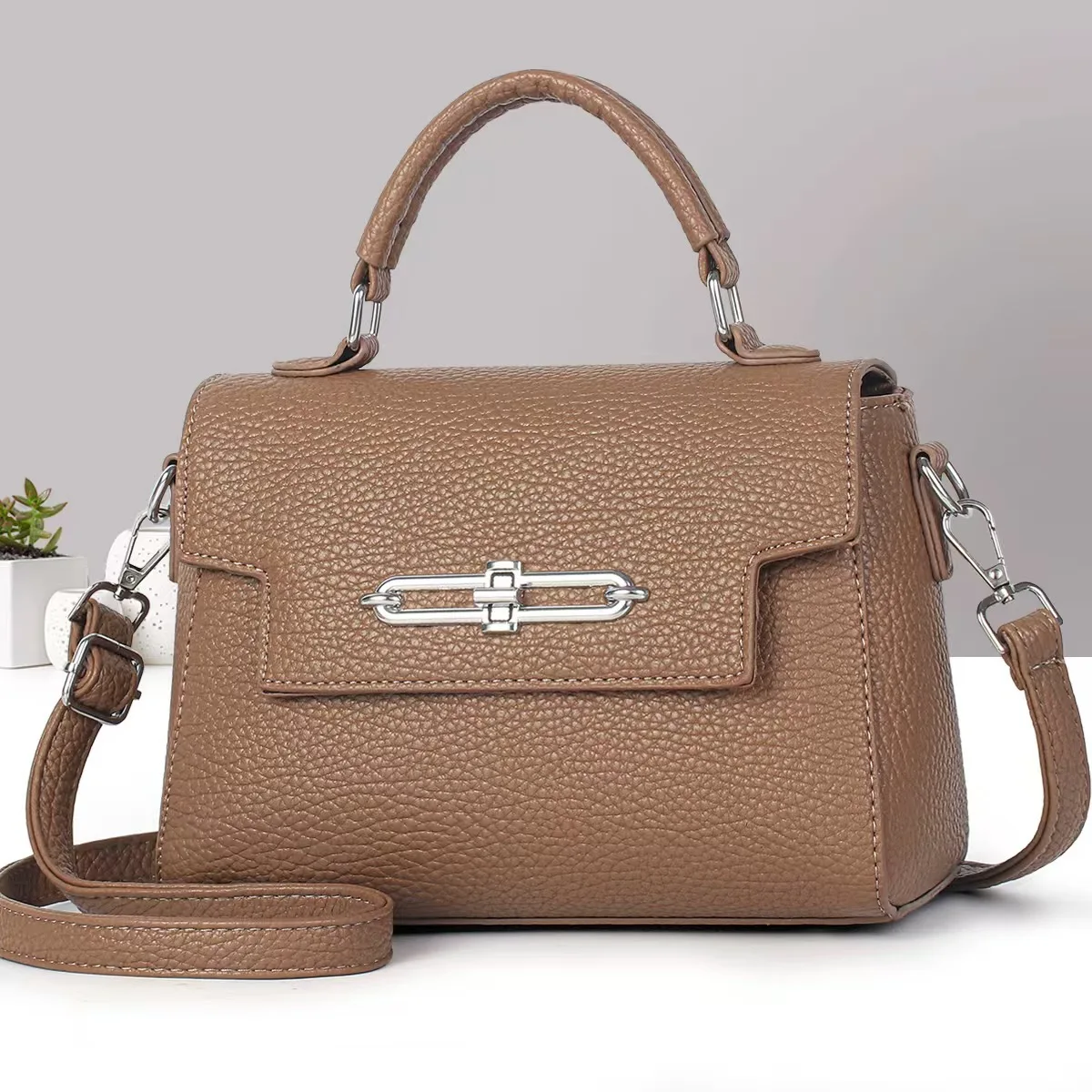 2025 New Fashion Lazy Style Large Capacity Handbags for Women Crossbody Simple Versatile Trendy Lightweight Shoulder Bag
2025 New Fashion Lazy Style Large Capacity Handbags for Women Crossbody Simple Versatile Trendy Lightweight Shoulder Bag