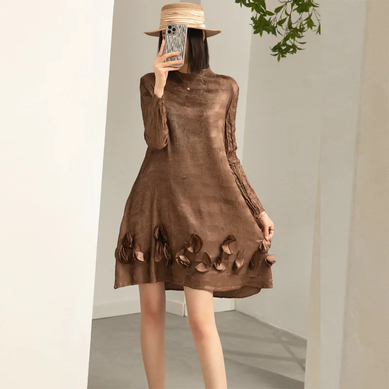 Плиссированное оригинальное платье, Новинка осени и зимы, модная темпераментная Свободная юбка средней длины с длинными рукавами и воротником-стойкой, большие размеры
Плиссированное оригинальное платье, Новинка осени и зимы, модная темпераментная Свободная юбка средней длины с длинными рукавами и воротником-стойкой, большие размеры