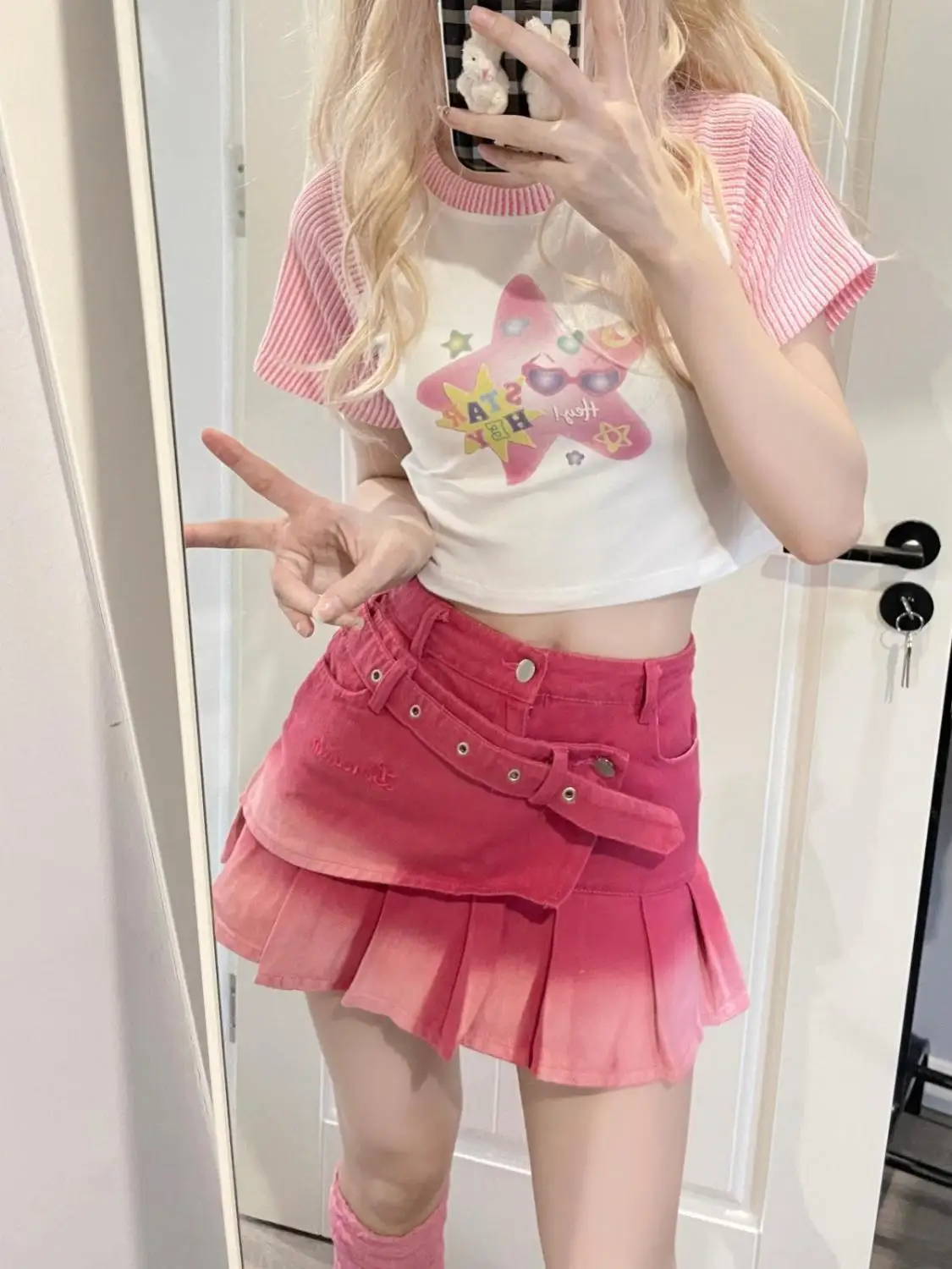 Y2K 2025 Women Spring/Summer Barbie Pink Gradient Denim Short Skirt Fashion American Spicy Girl Subcultural Pleated Cute Skirts
Y2K 2025 Women Spring/Summer Barbie Pink Gradient Denim Short Skirt Fashion American Spicy Girl Subcultural Pleated Cute Skirts